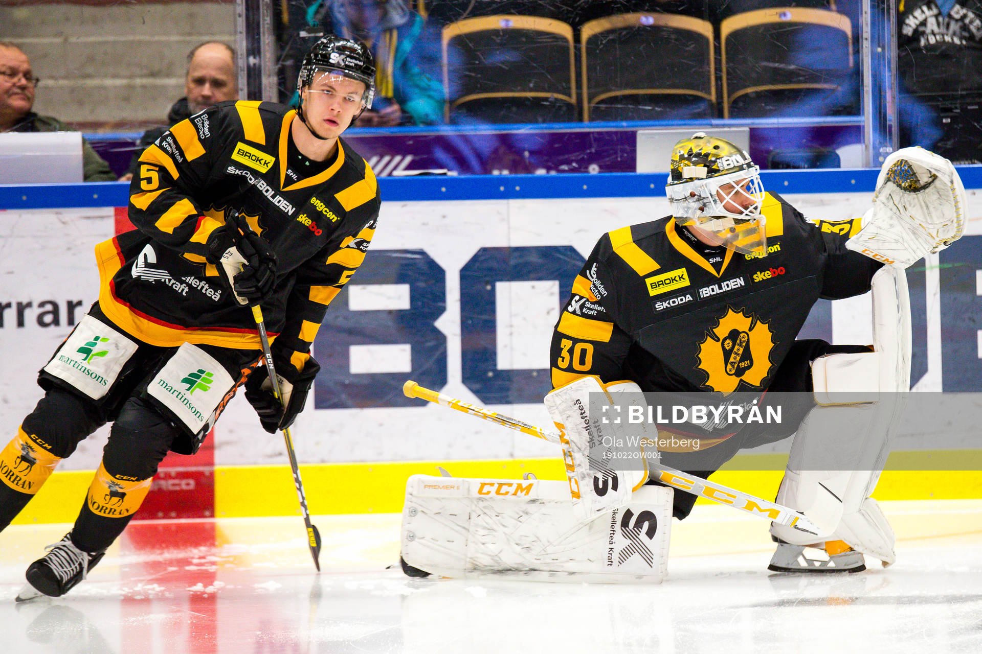 Skellefteås Philip Broberg och målvakt Gustaf Lindvall