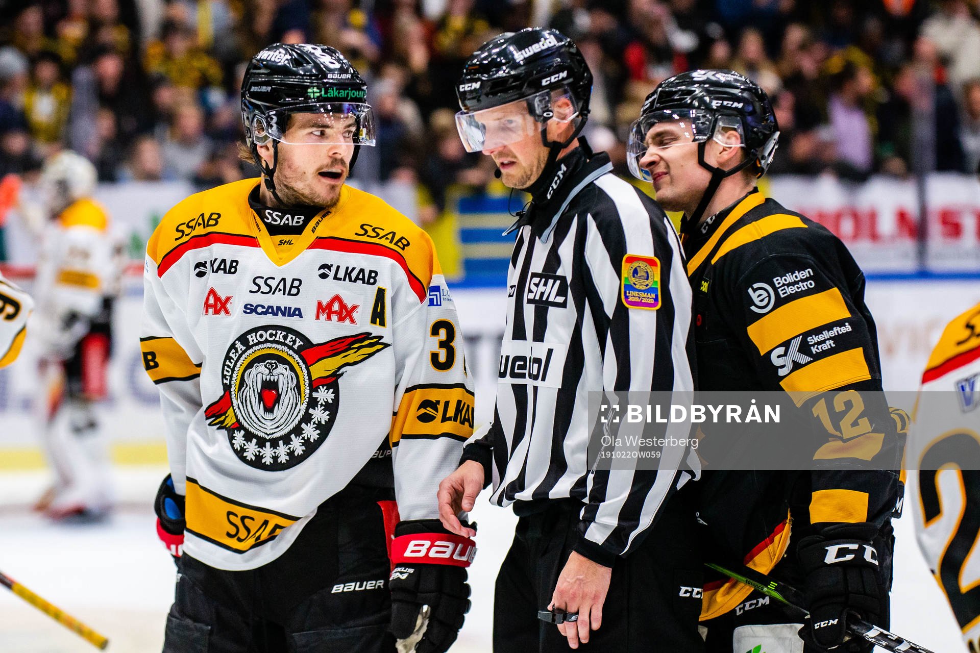 Luleås Oscar Engsund, linjedomare Johannes Käck och