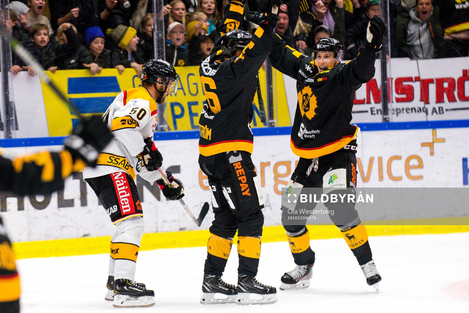Skellefteås Linus Lindström och Robin Alvarez jublar