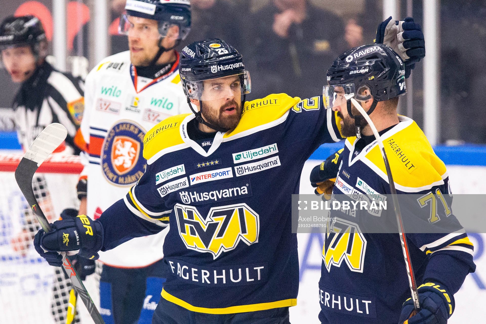s Axel Holmström och HV71:s Linus Fröberg jublar