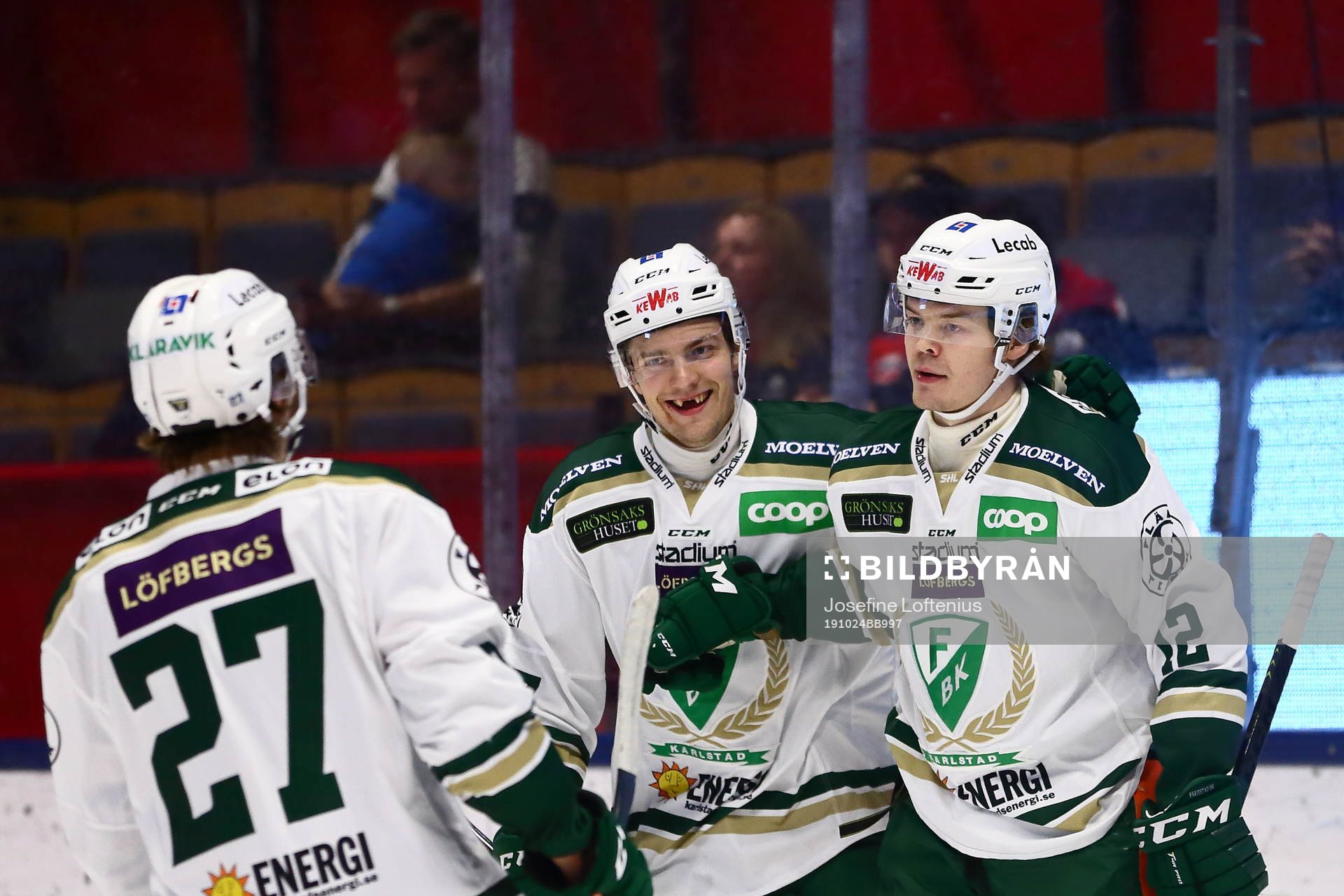 Färjestads Ville Leskinen jublar med lagkamrater