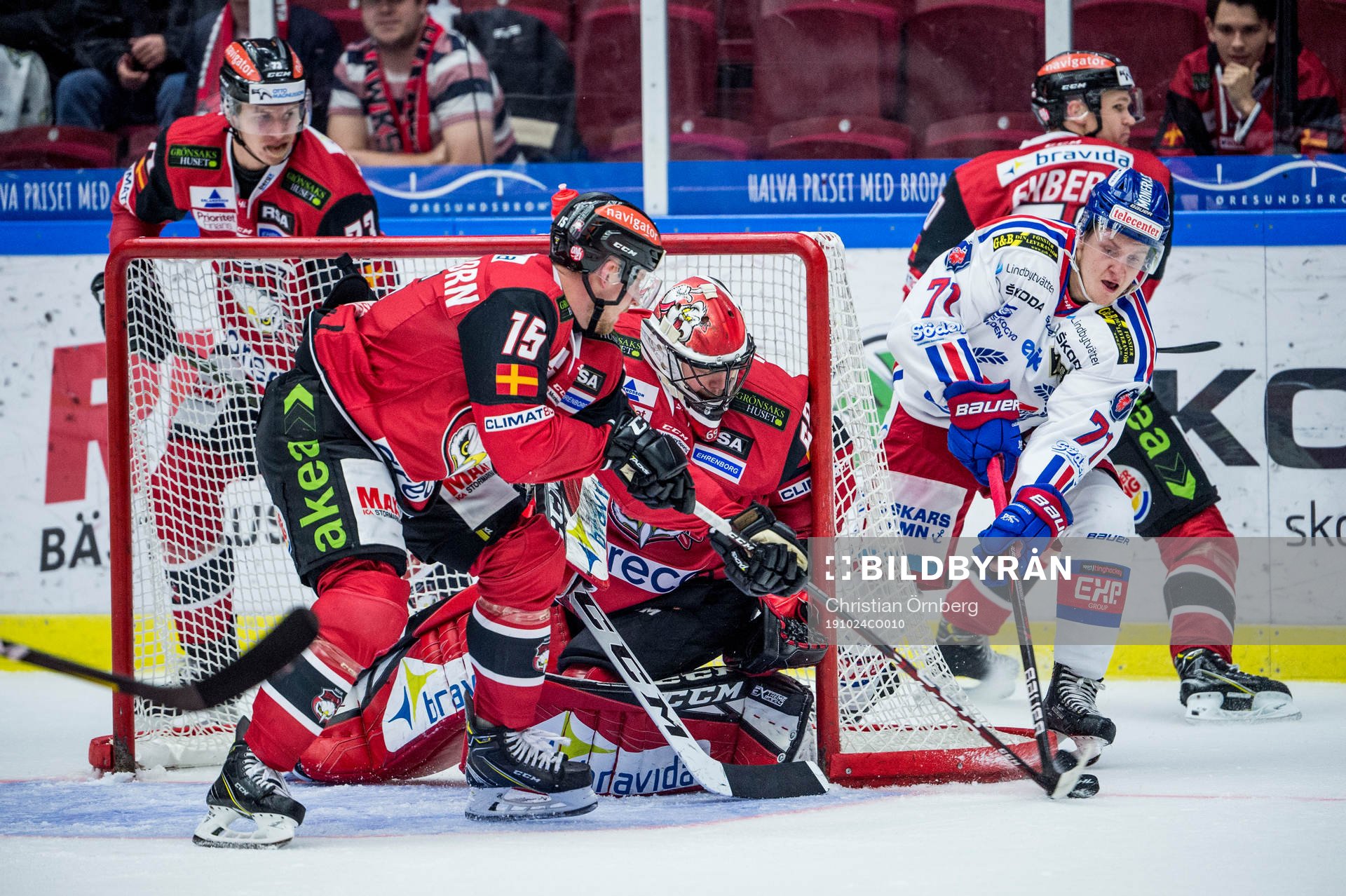 Oskarshamns Filip Sveningsson mot Malmö Redhawks målvakt