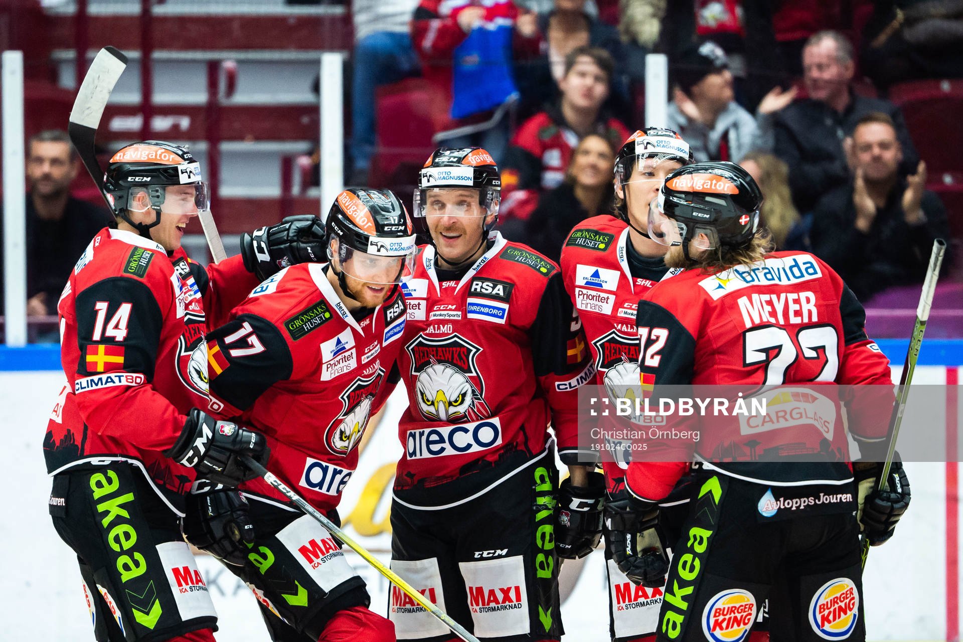 Malmö Redhawks Max Görtz jublar med lagkamrater