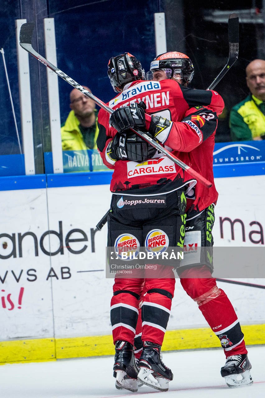 Malmö Redhawks Fredrik Händemark kramar om Matias Myttynen