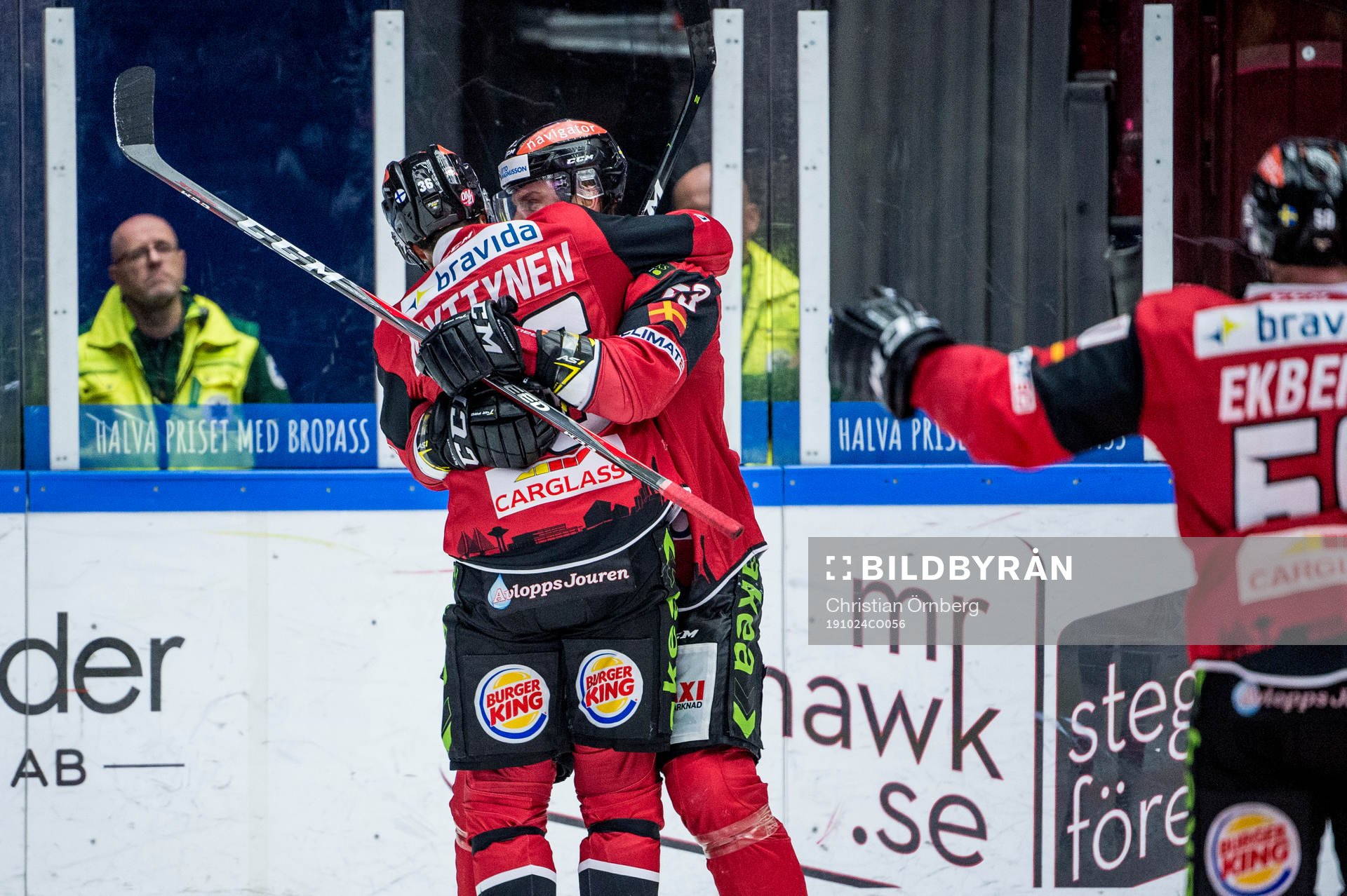 Malmö Redhawks Fredrik Händemark kramar om Matias Myttynen