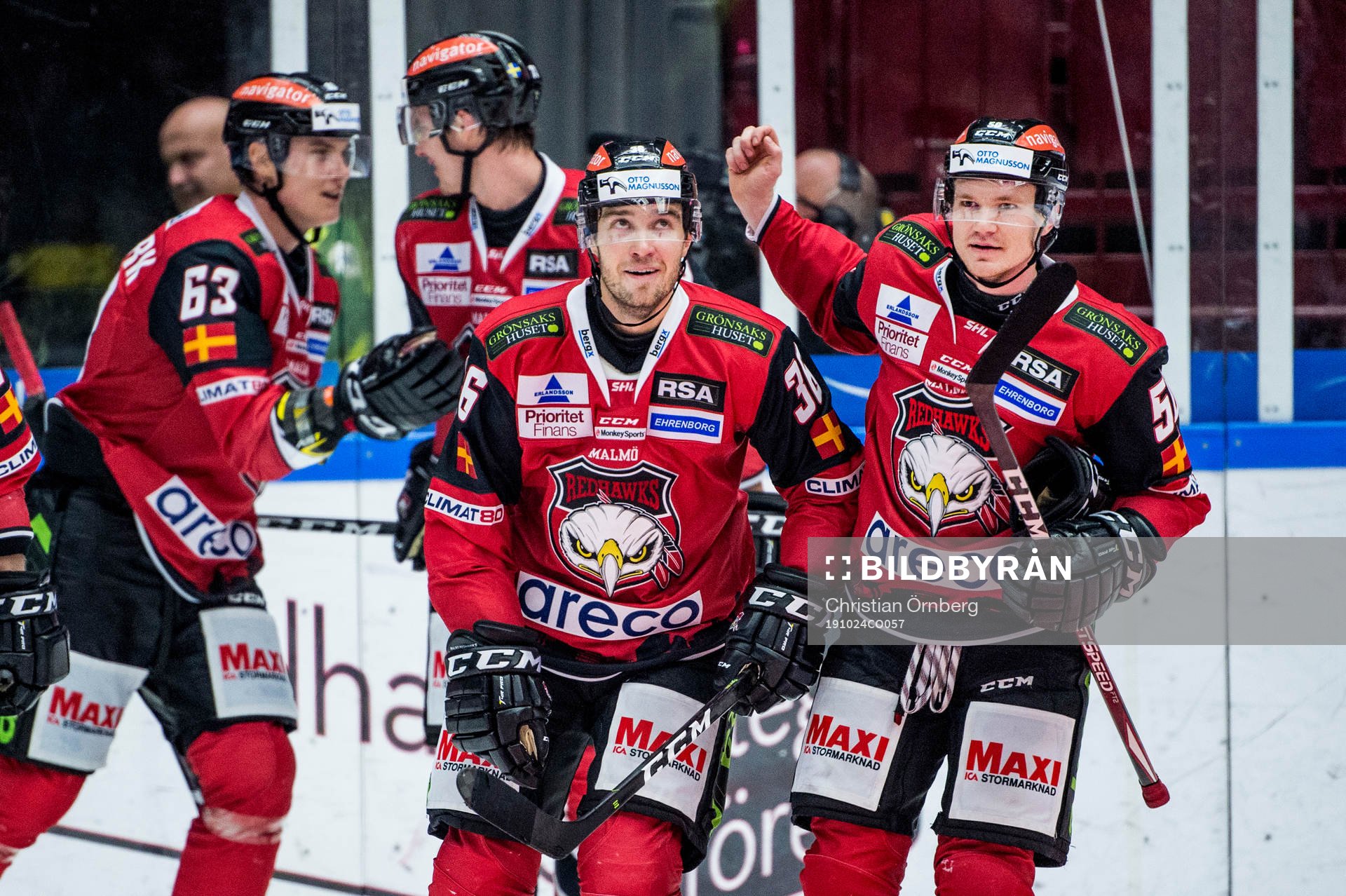 Malmö Redhawks Matias Myttynen jublar med Tobias Ekberg