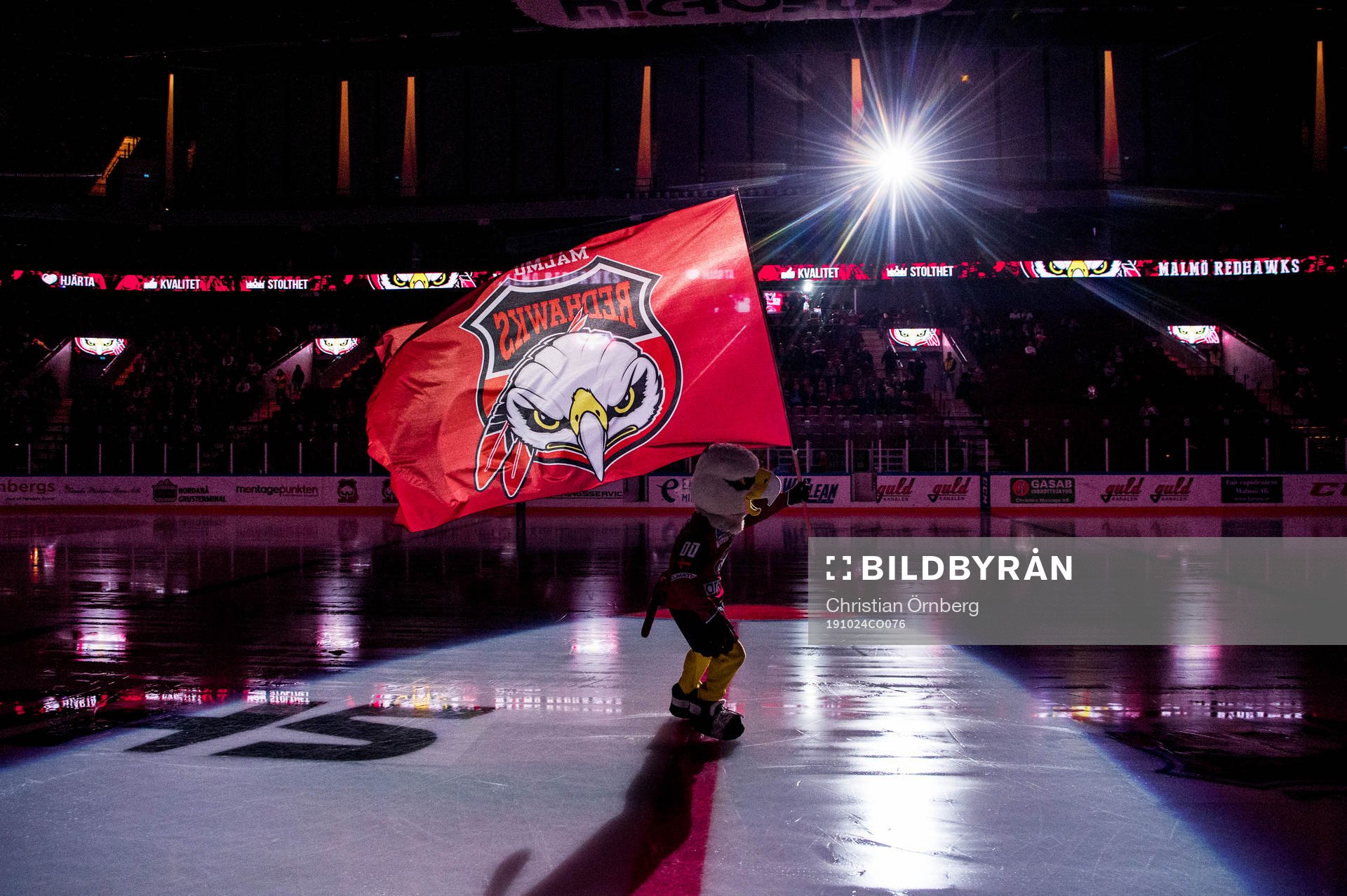 Malmö Redhawks maskot Hawkan i Malmö Arena innan