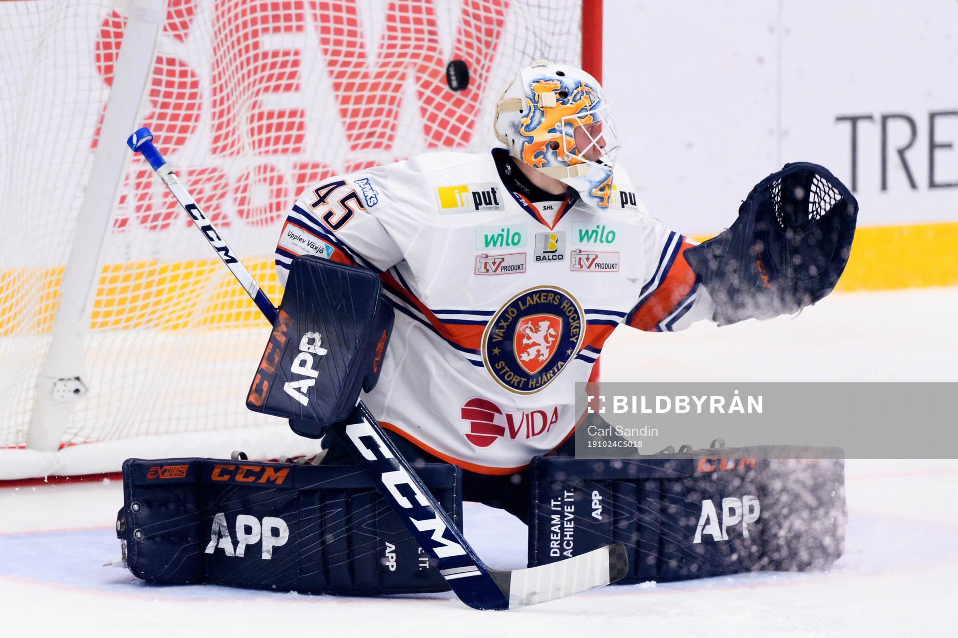 s Simon Önerud (ej i bild) gör 2-0 bakom Växjös