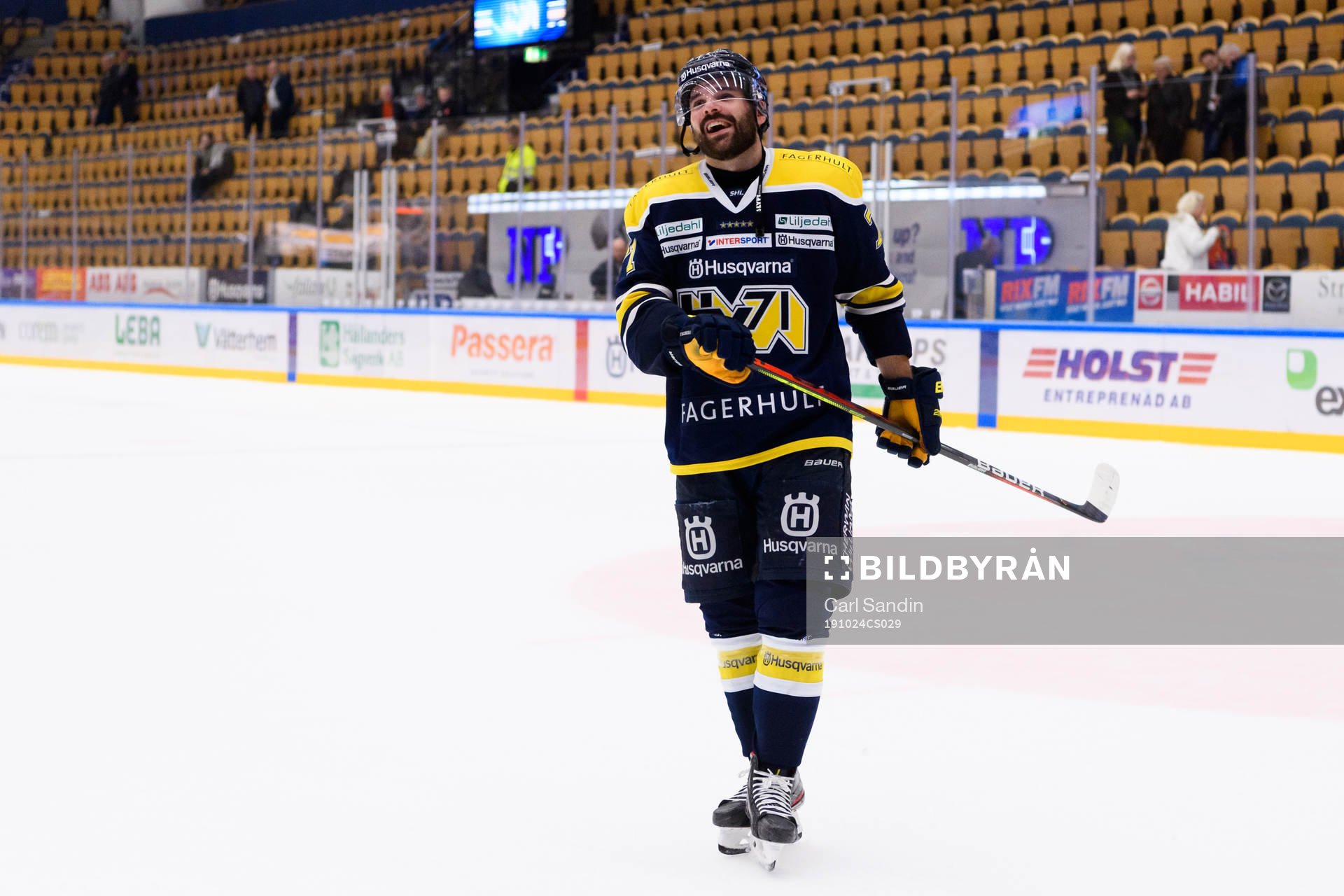 s Linus Fröberg jublar med publiken