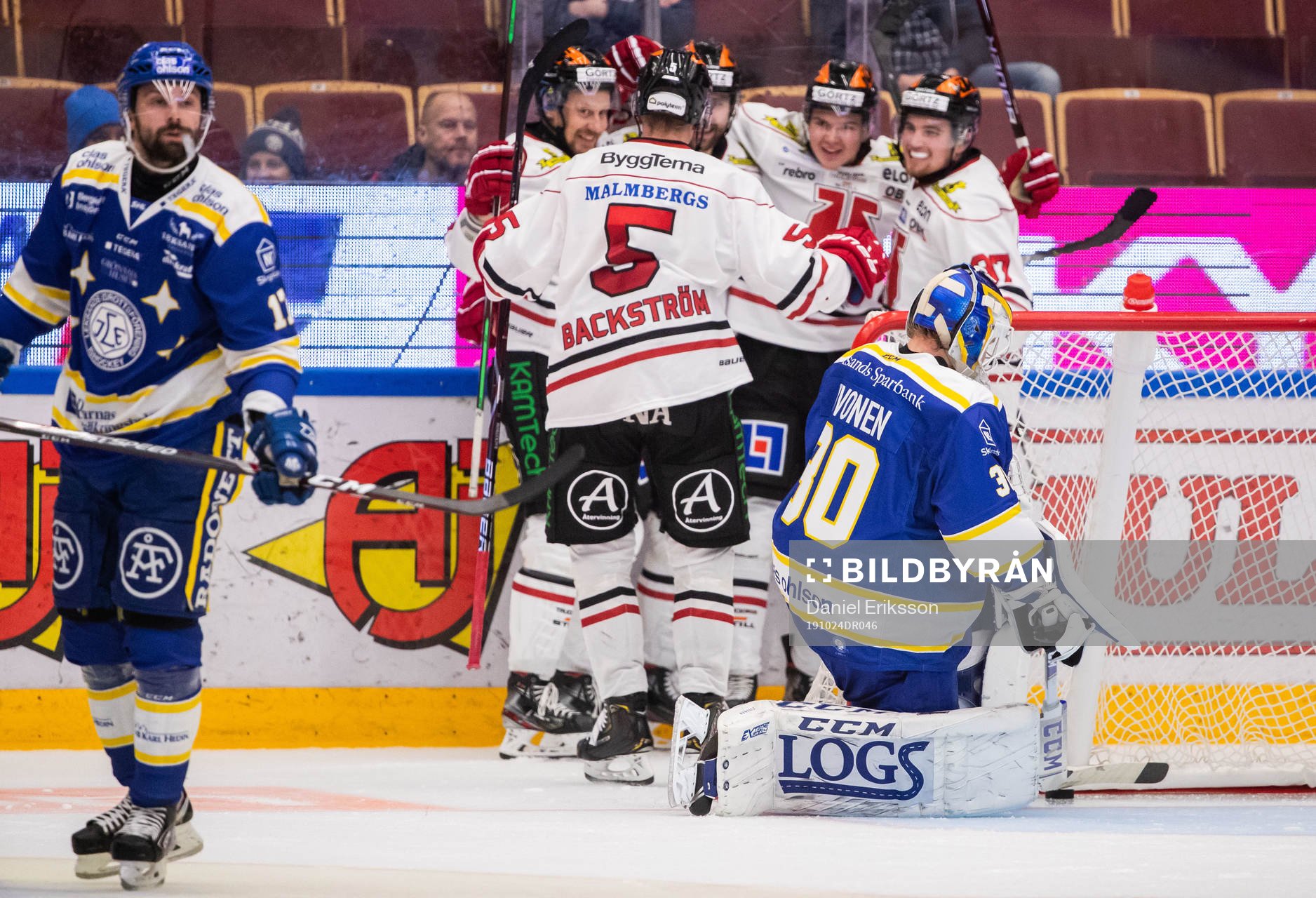 Örebros Ludvig Rensfeldt jublar med lagkamrater