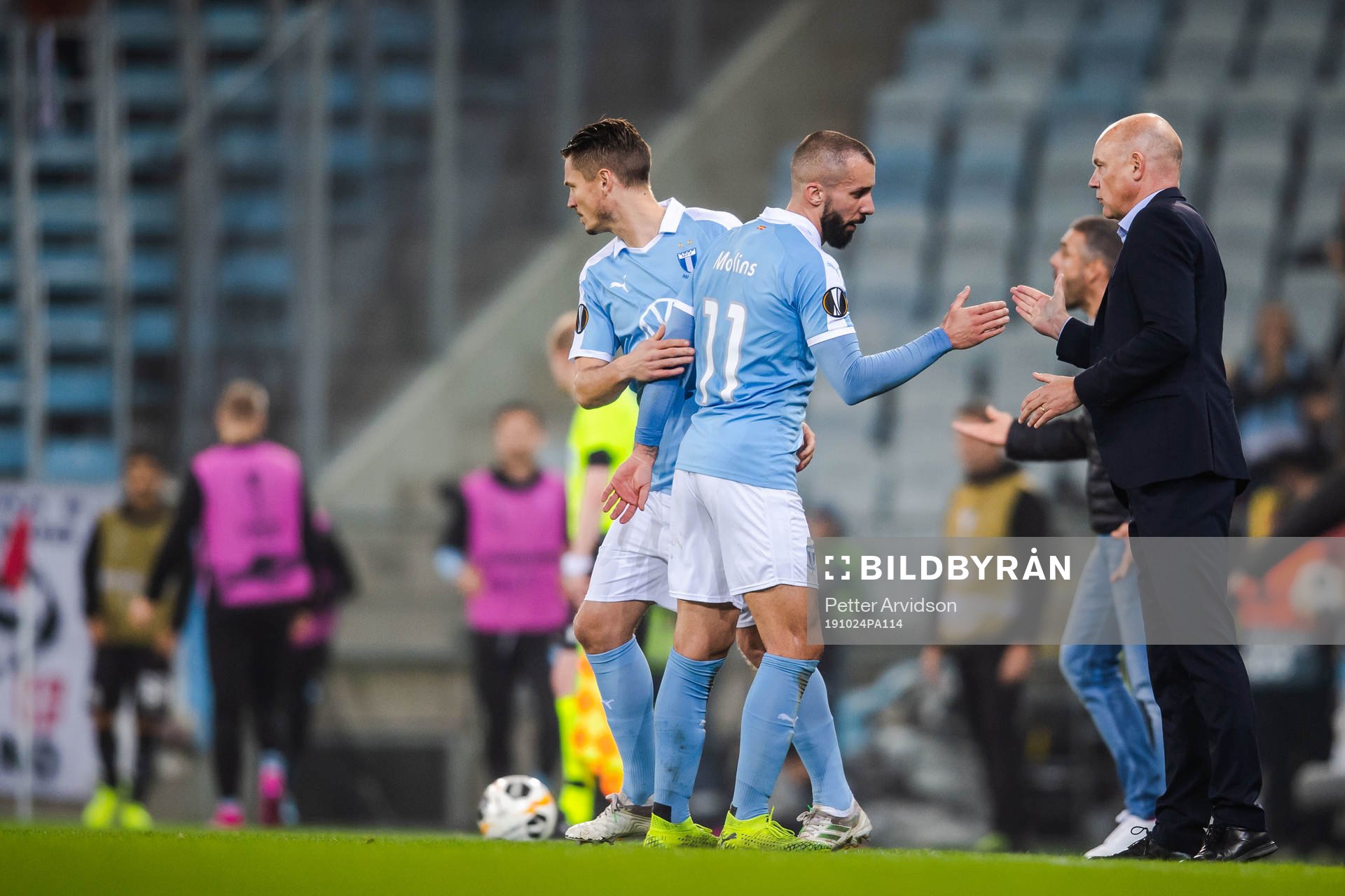 Guillermo Molins changes with Markus Rosenberg of Malmö FF