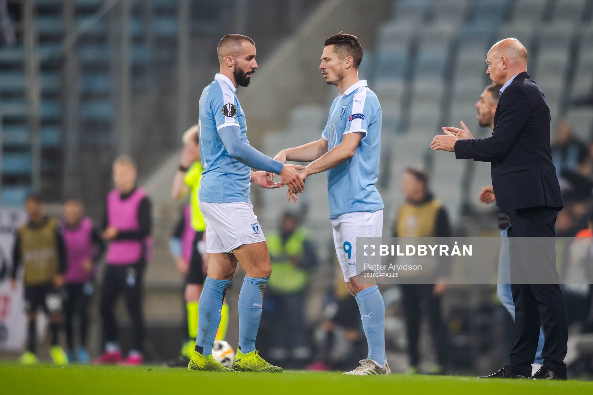 Guillermo Molins changes with Markus Rosenberg of Malmö FF
