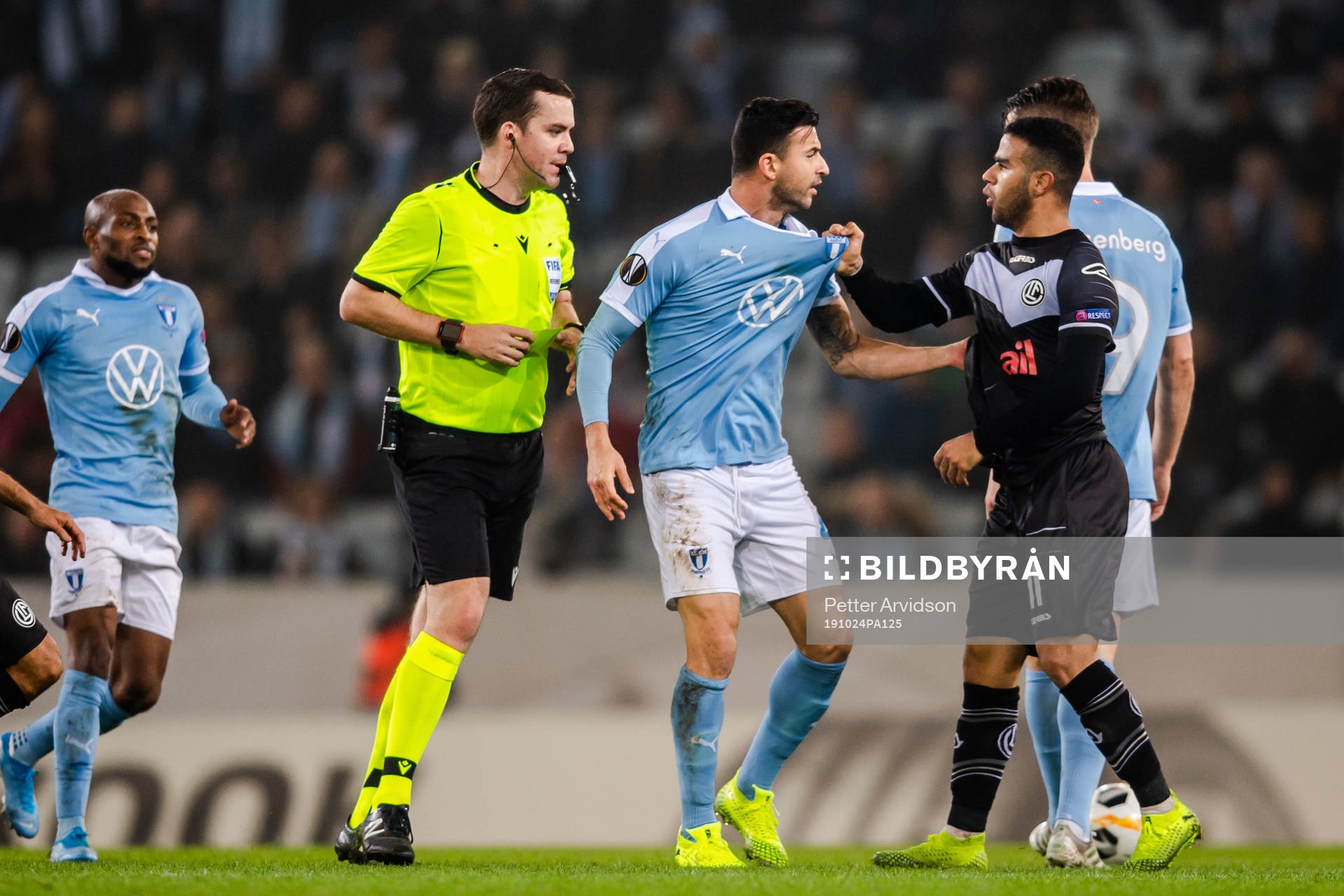 Behrang Safari of Malmö FF in a dispute with Carlinhos