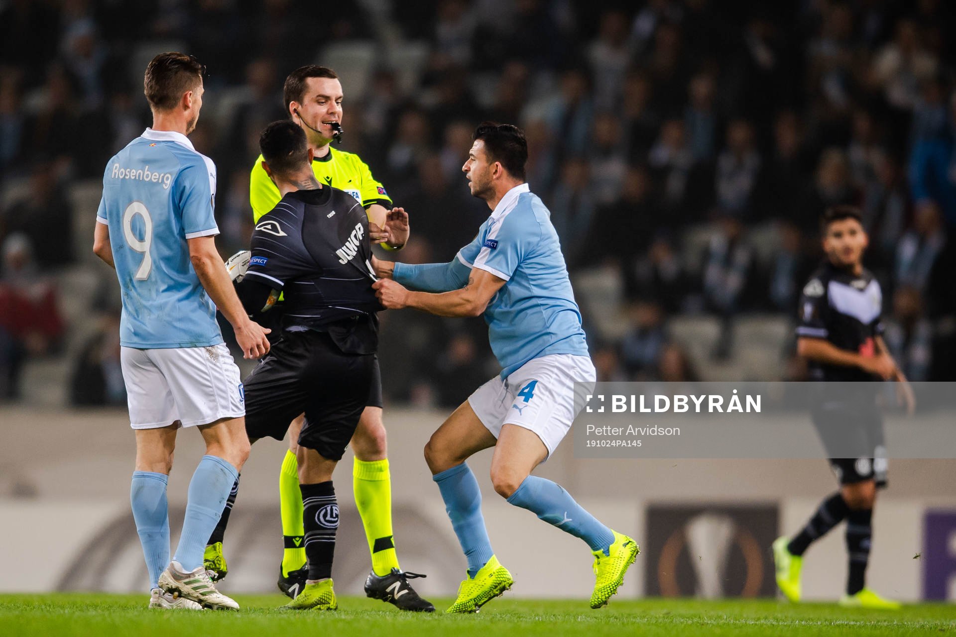Behrang Safari of Malmö FF in a dispute with Carlinhos