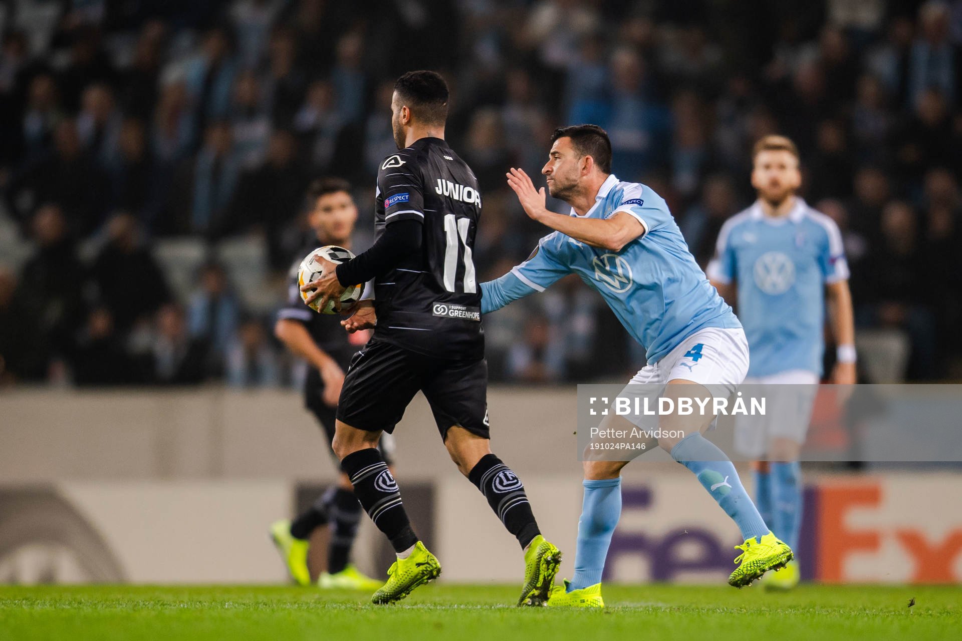Behrang Safari of Malmö FF in a dispute with Carlinhos