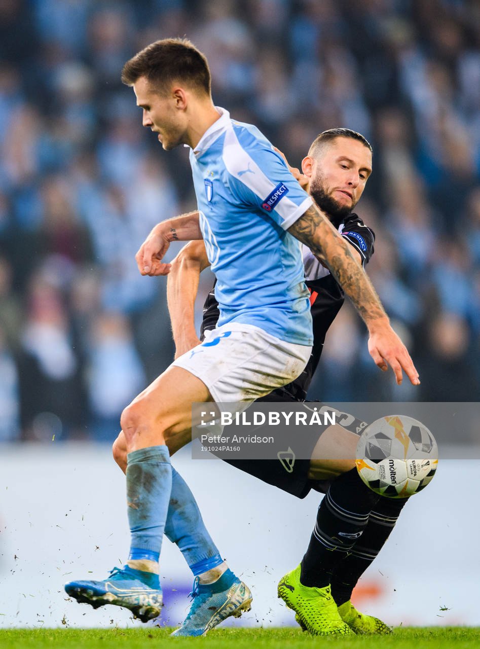 Arnor Traustason of Malmö FF against Fabio Daprela of