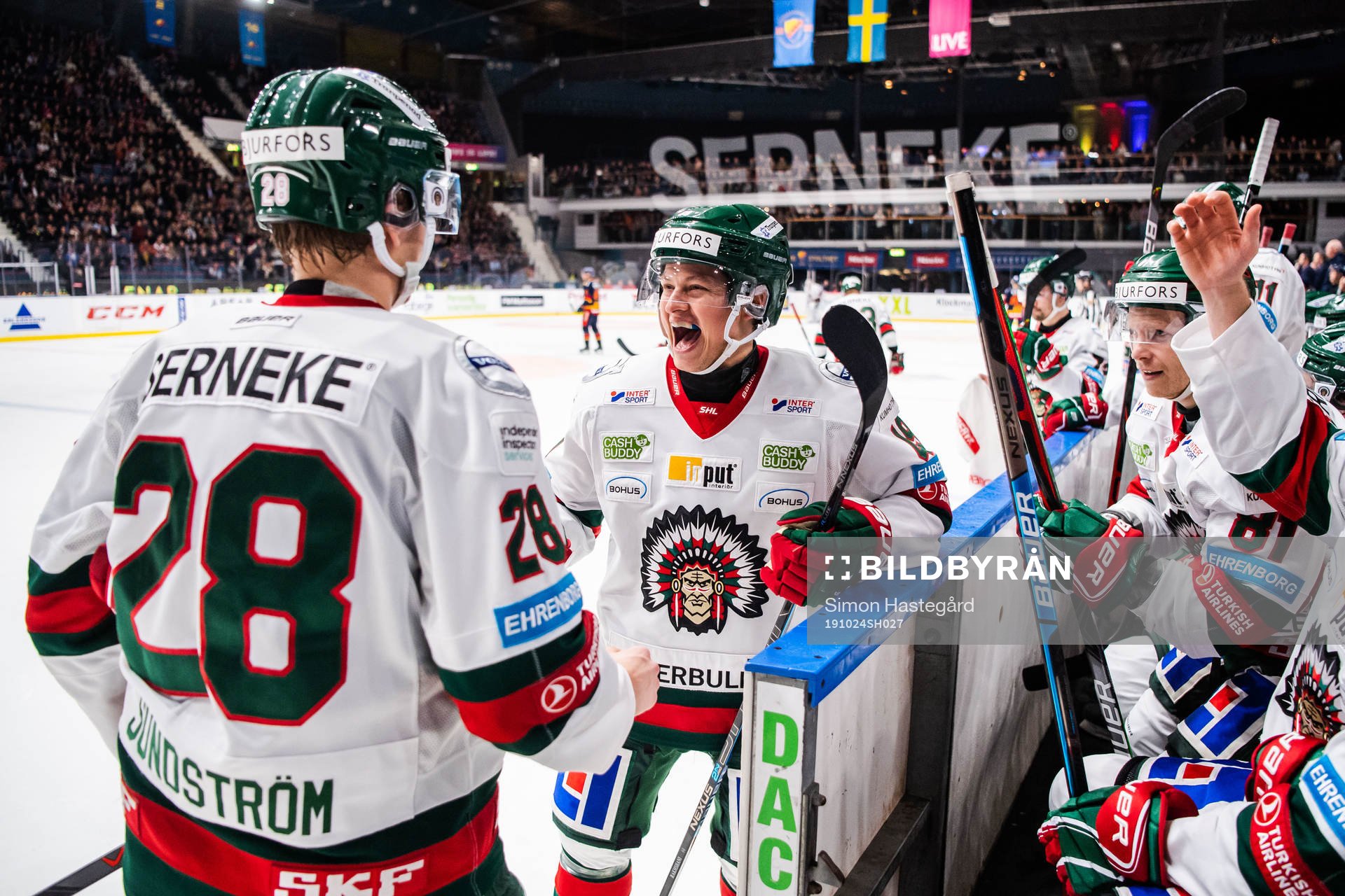 Frölundas Rhett Rakhshani jublar med Johan Sundström