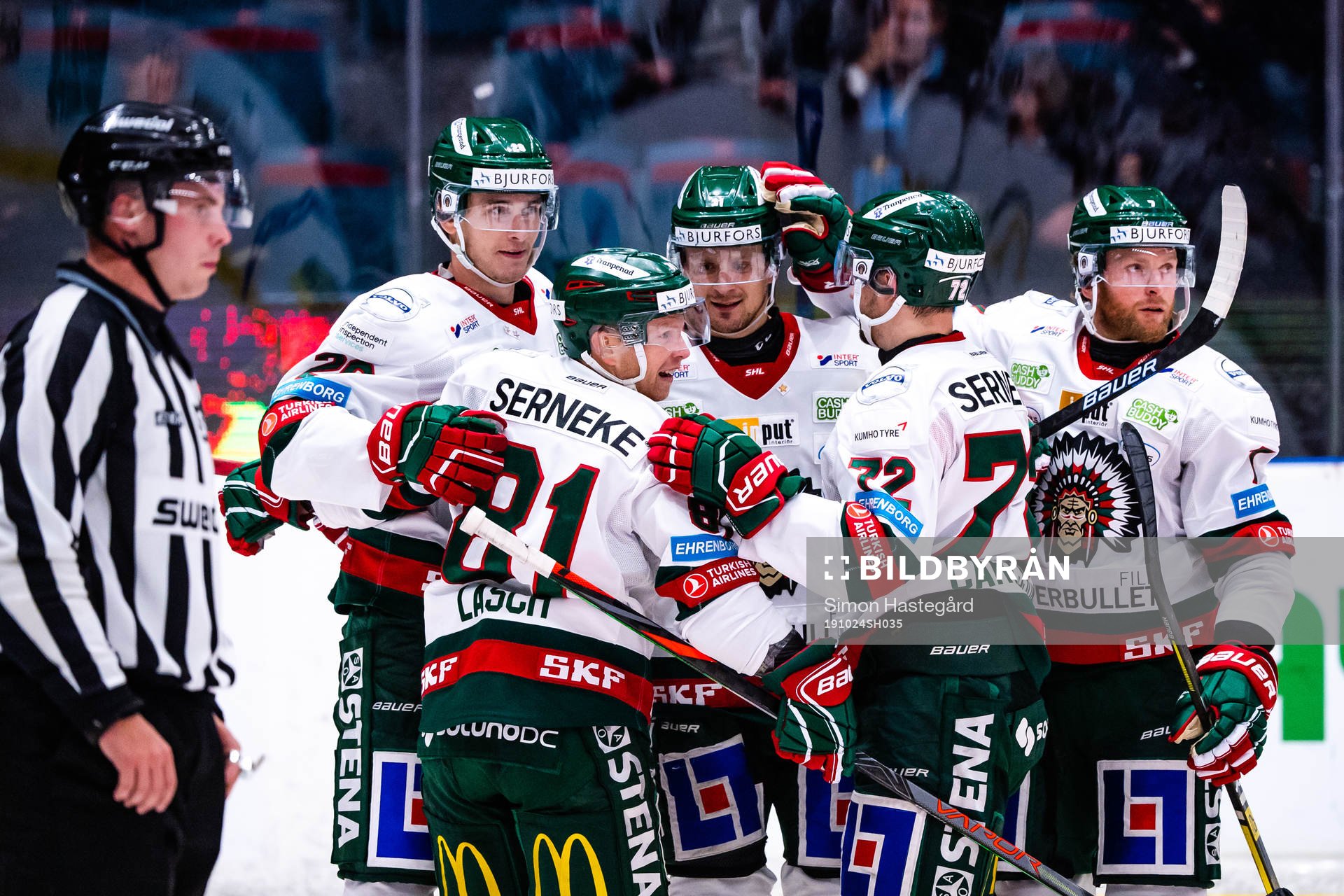 Frölundas Johan Sundström jublar med lagkamrater