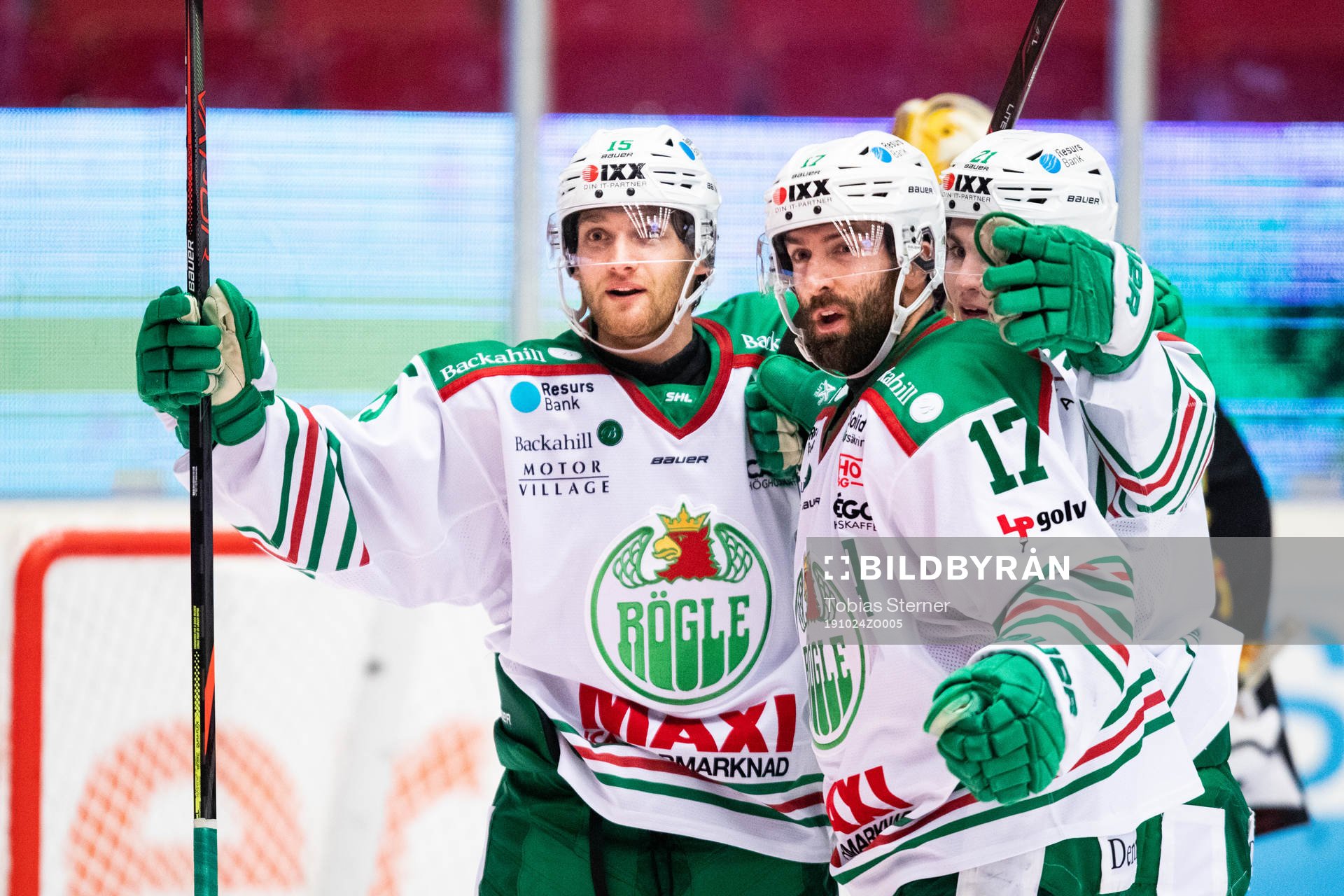 Rögles Simon Ryfors (v) jublar