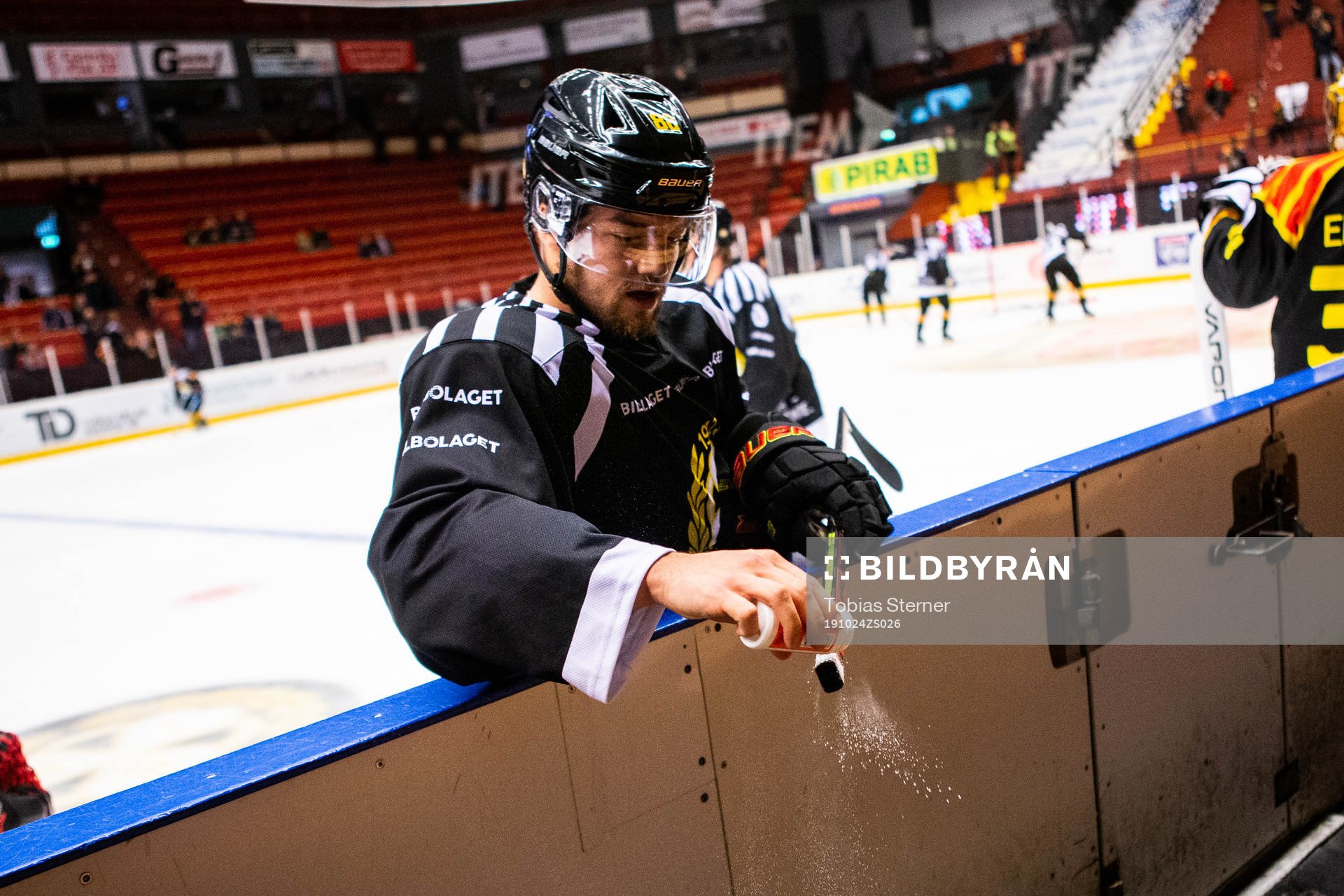 Brynäs Jaedon Descheneau  pudrar klubban innan