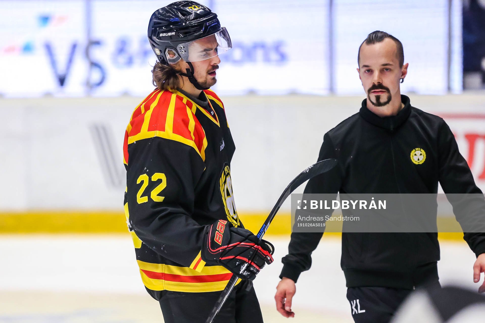 Brynäs Adam Brodecki har ont och lämnar isen