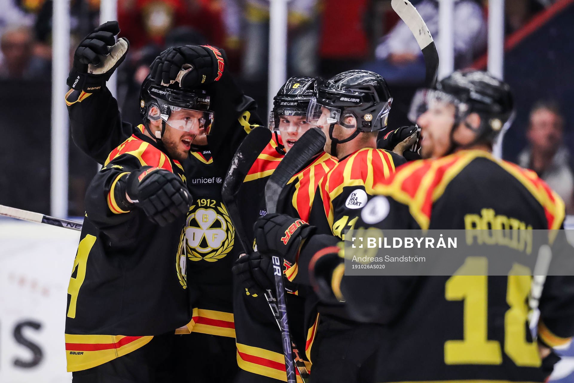 Brynäs Jacob Blomqvist jublar med lagkamrater