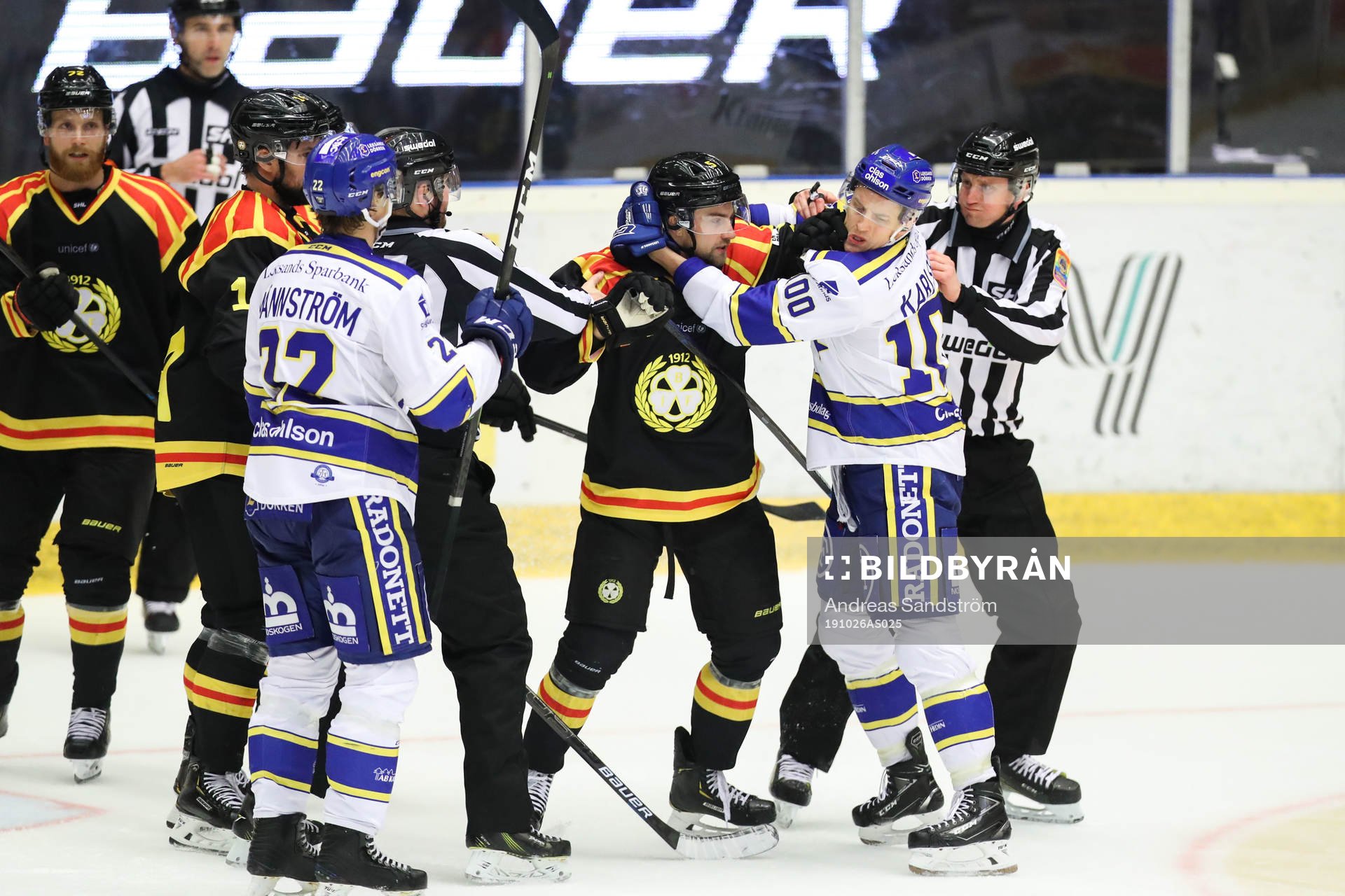 Brynäs Lukas Kilström i bråk med Leksands Martin Karlsson