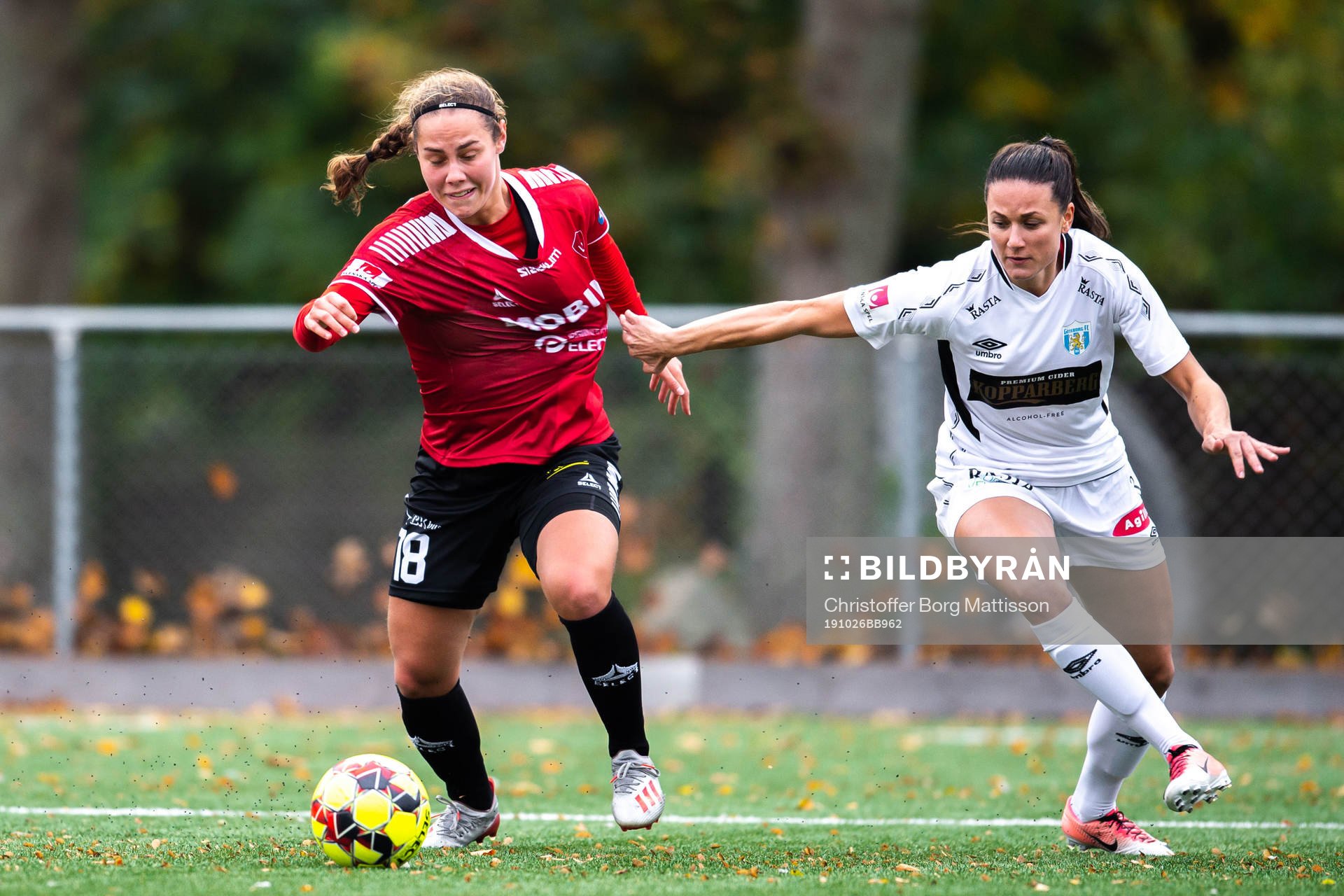 Limhamn Bunkeflos Elisa Lang Nilsson och Göteborgs Beata Kollmats under fotbollsmatchen i Damallsvenskan mellan Limhamn Bunkeflo och Kopparbergs/Göteborg den 26 oktober 2019 i Malmö.