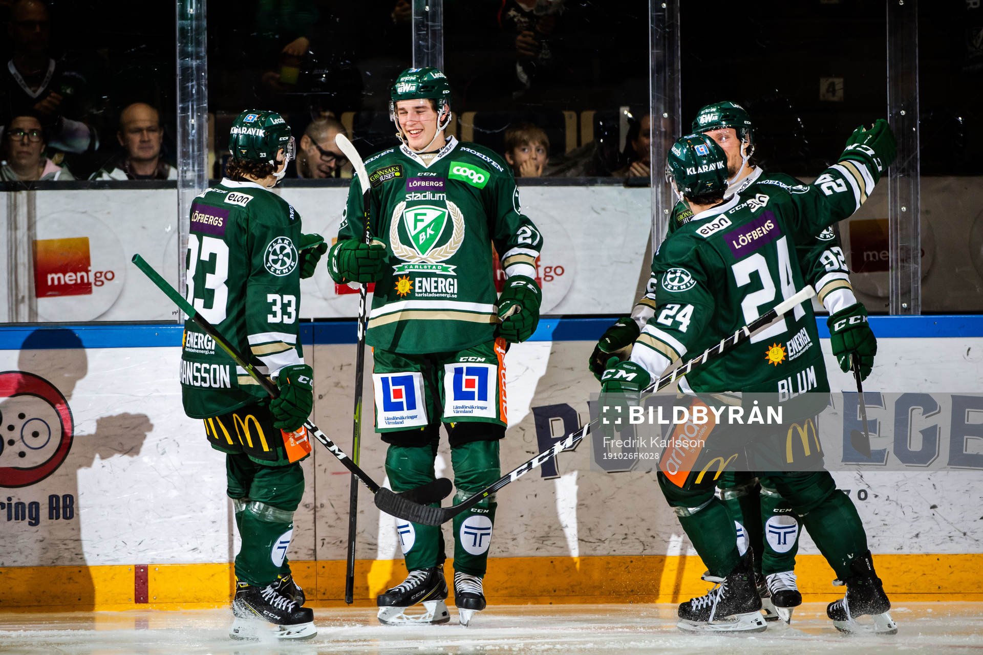 Färjestads Oskar Bäck jublar med lagkamrater