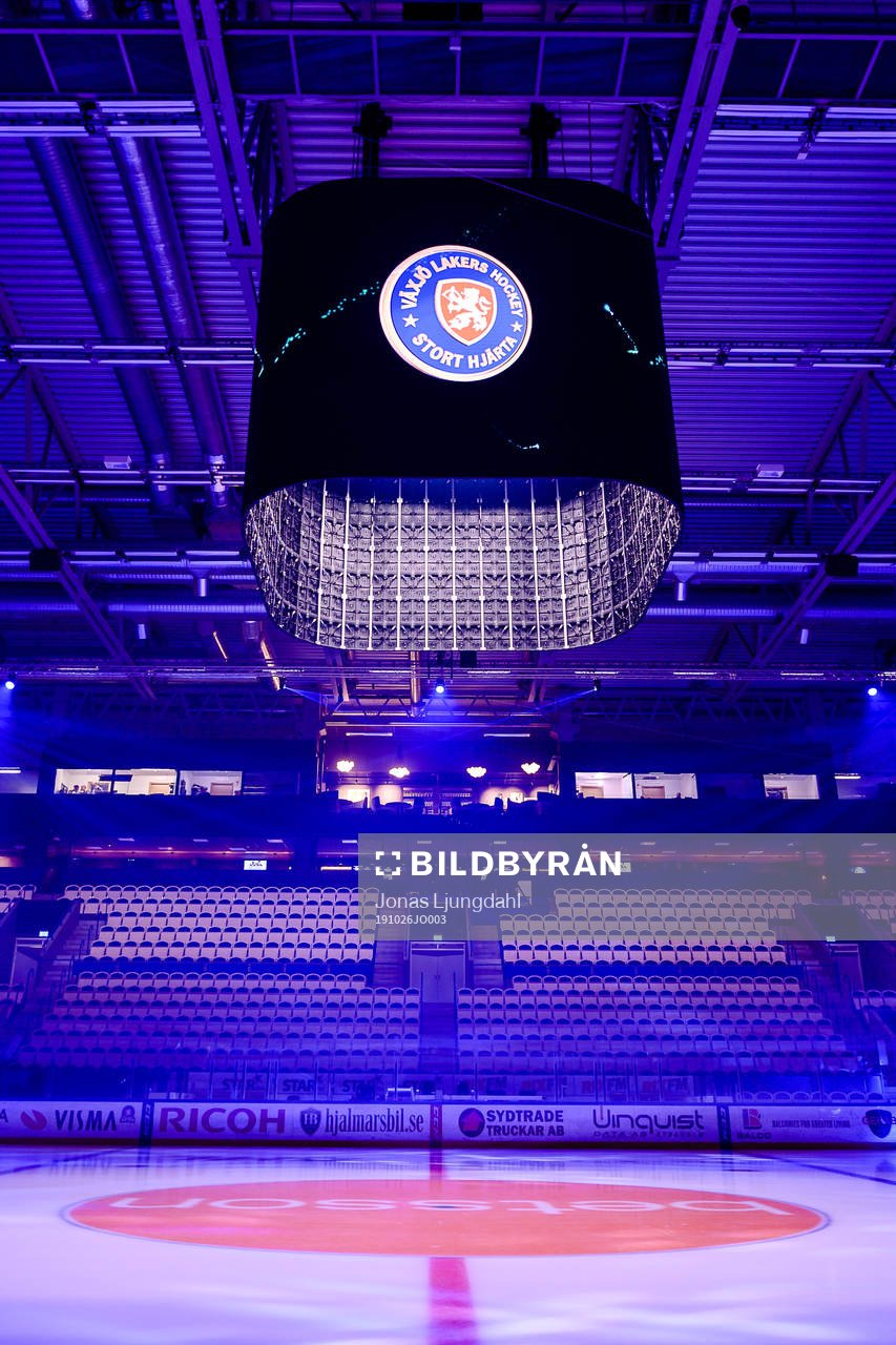 Jumbotron i Vida arena före ishockeymatchen i SHL mellan