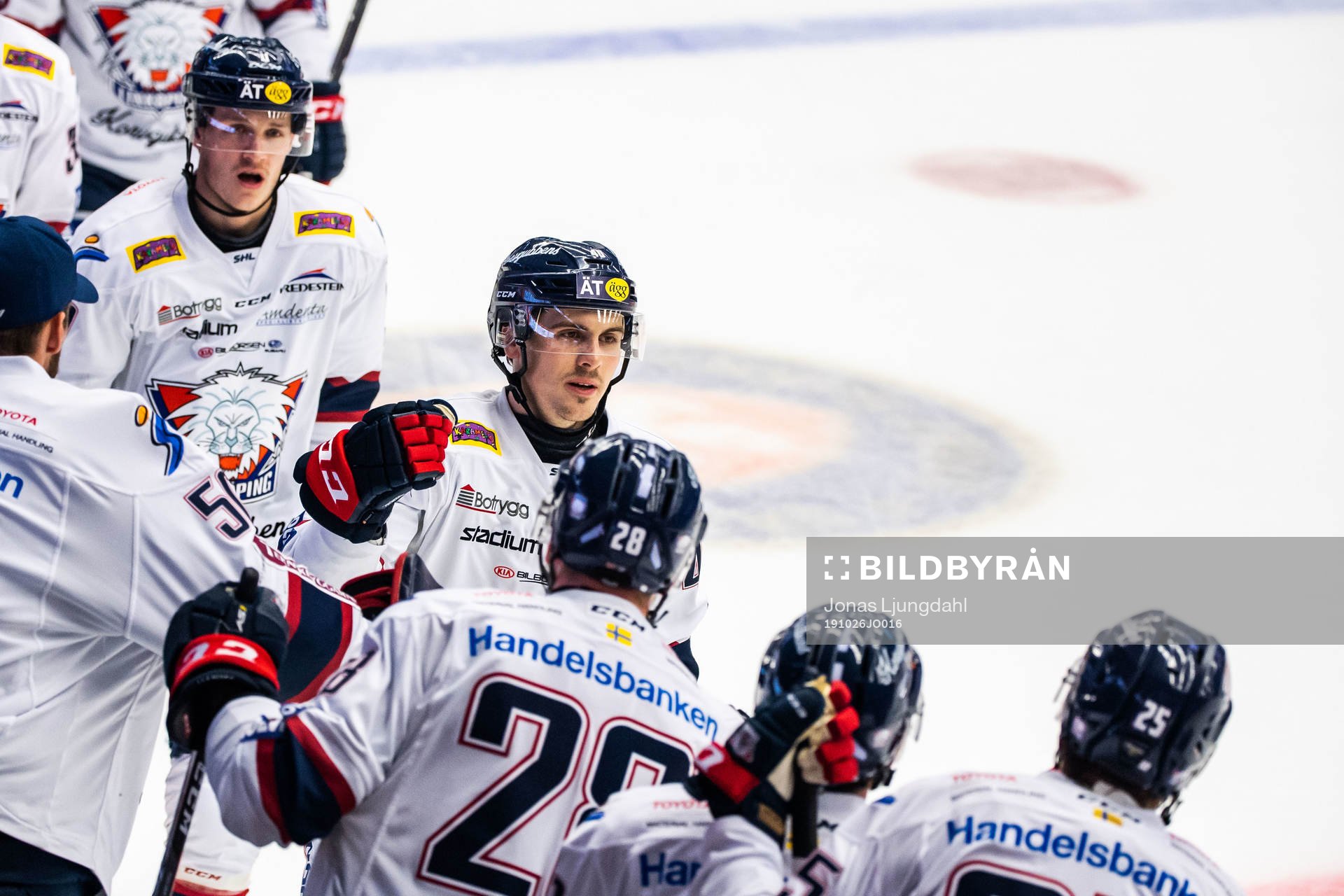 Linköpings Adam Helewka jublar med lagkamrater