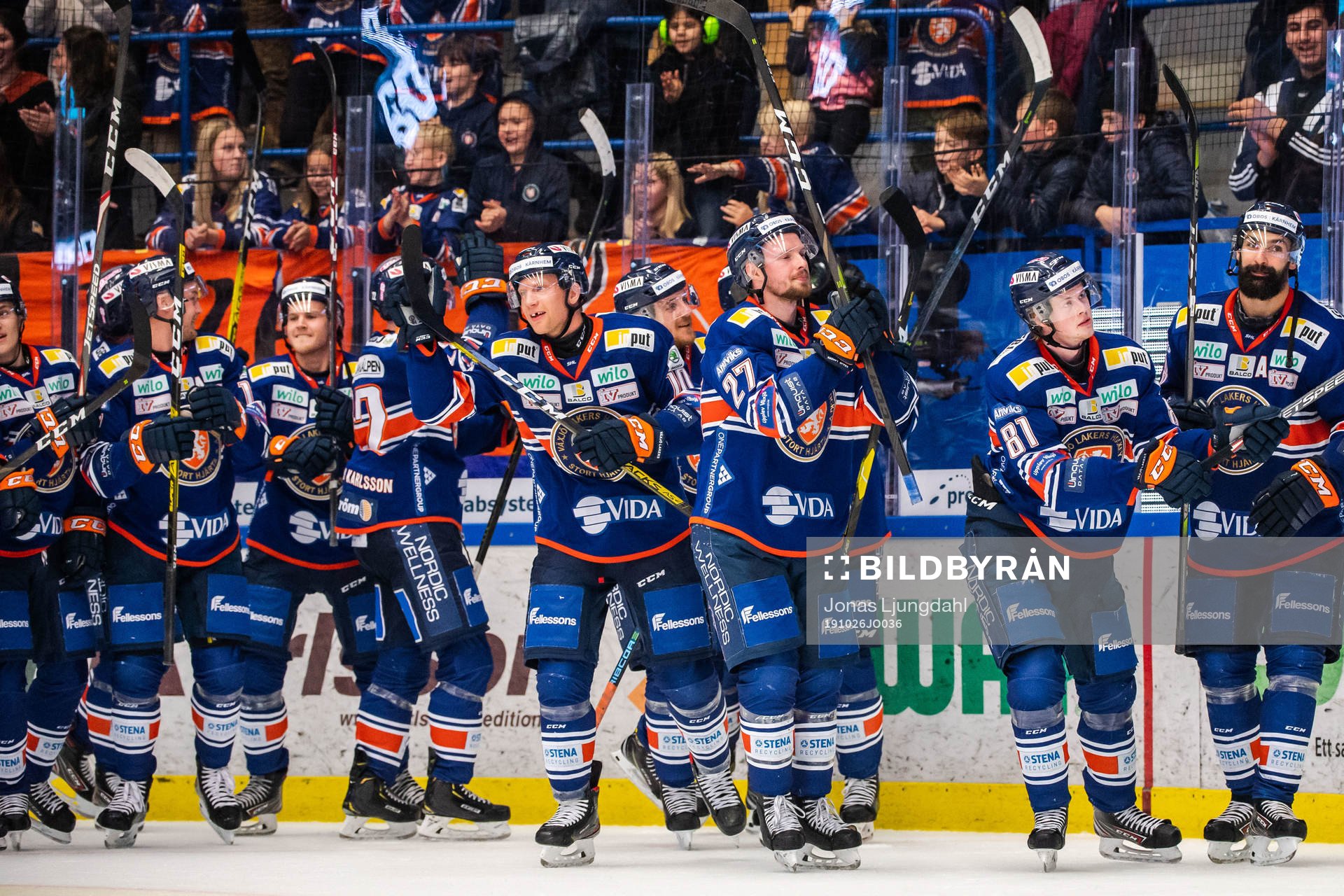 Växjös spelare jublar framför supportrar