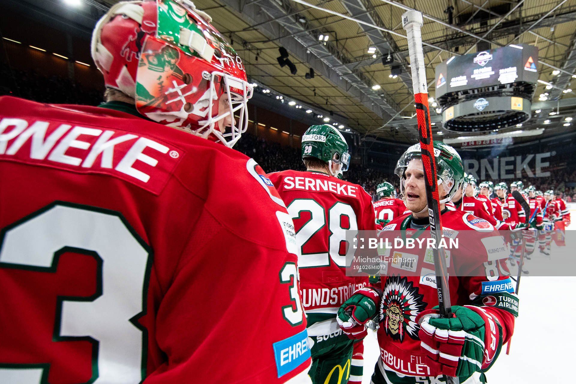 Frölundas målvakt Johan Mattsson och Ryan Lasch  jublar