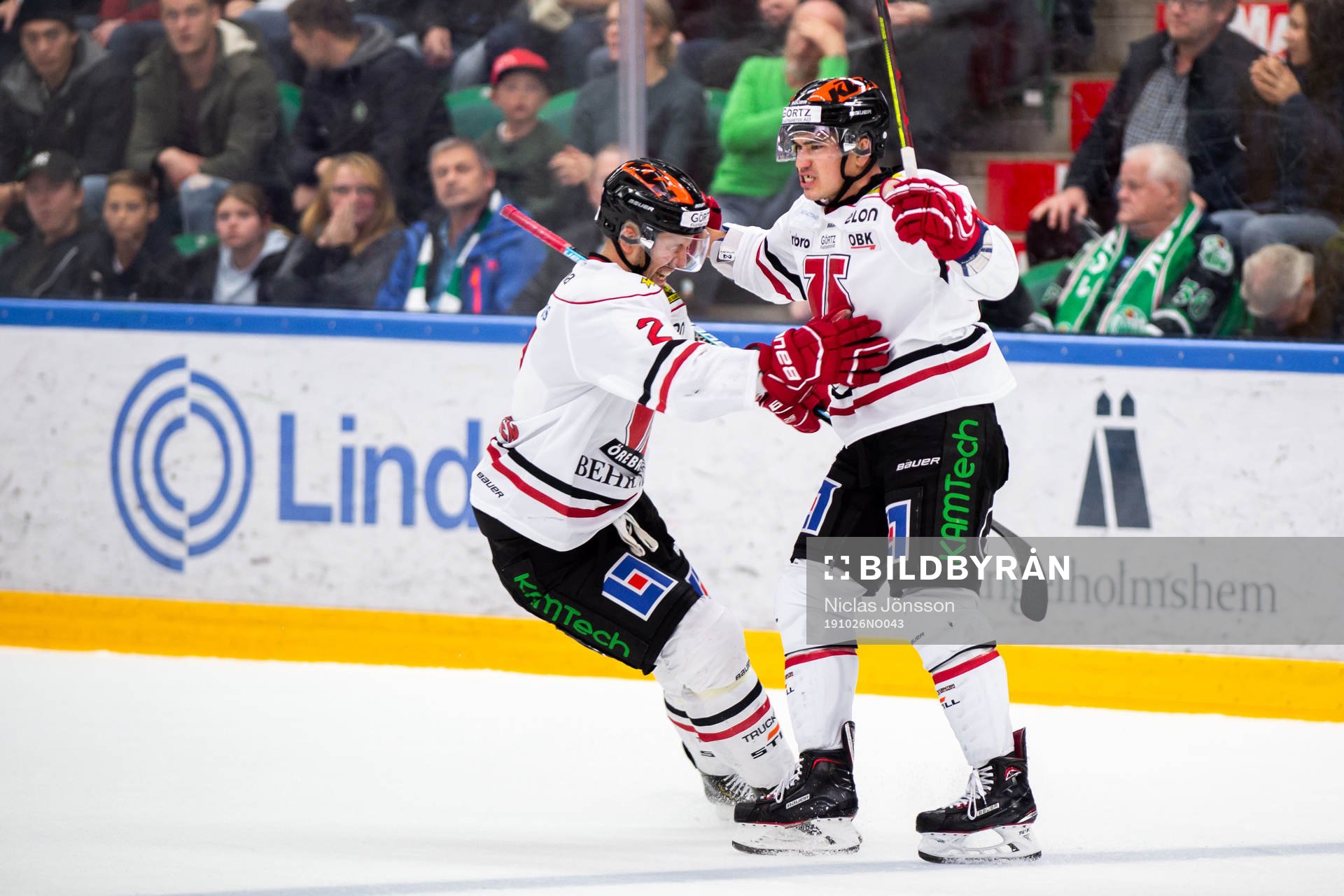 Örebros Shane Harper och Rasmus Rissanen jublar