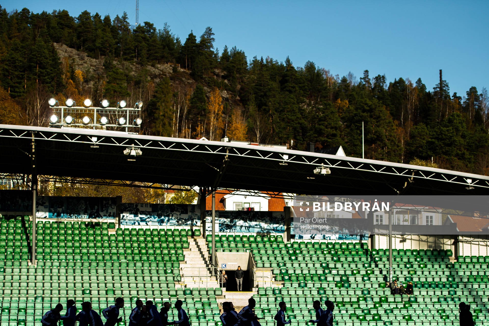En siluett av Sundsvalls spelare som värmer upp