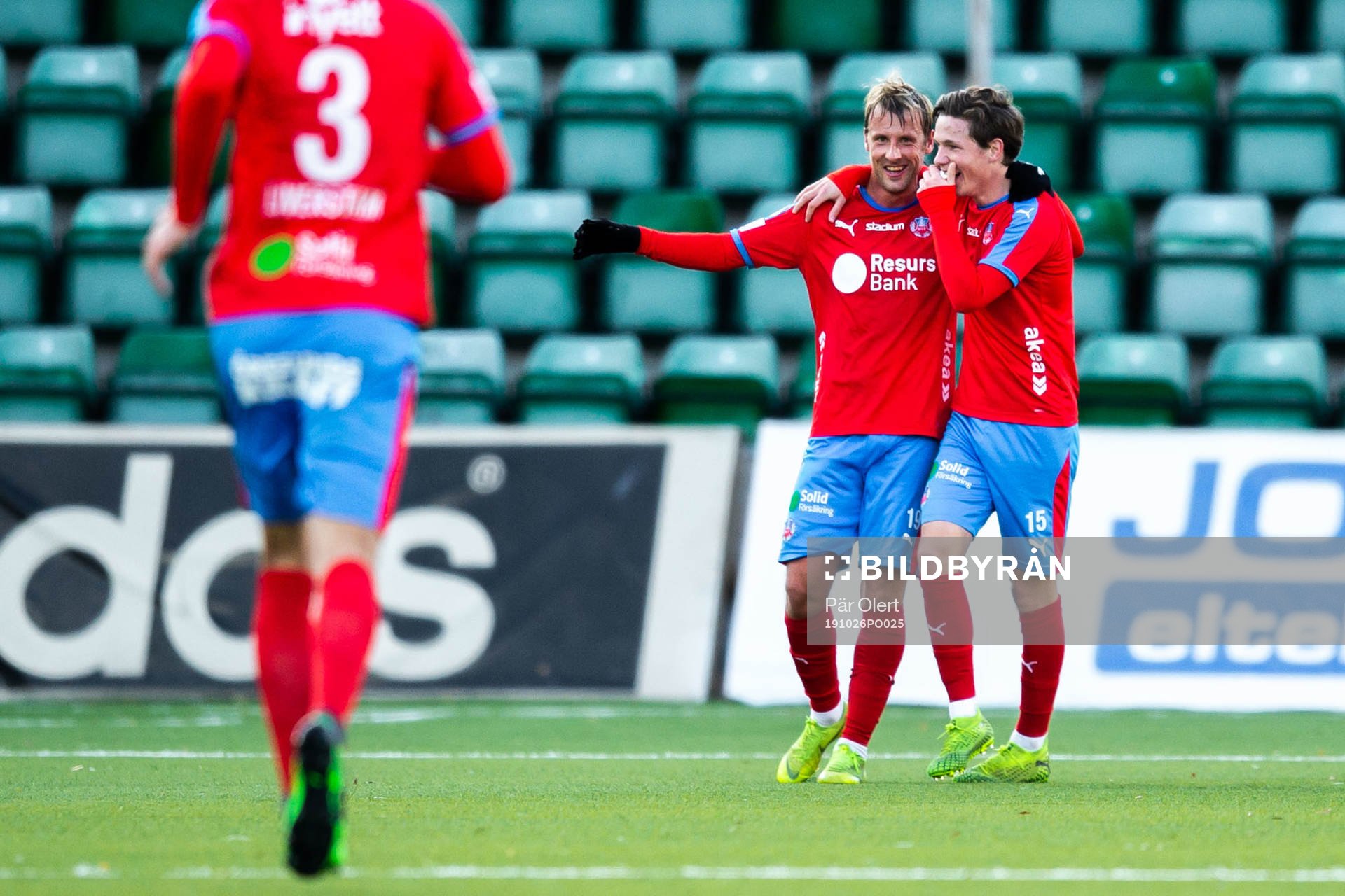 Helsingborgs Tobias Mikkelsen jublar med Max Svensson