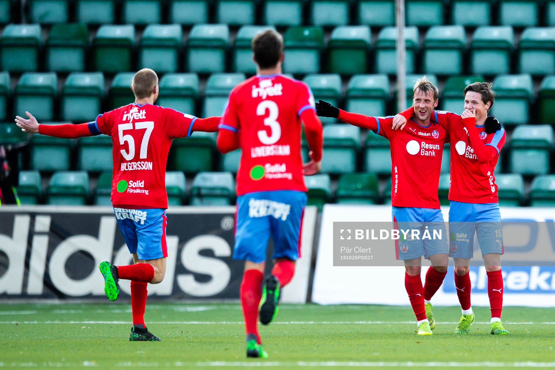 Helsingborgs Tobias Mikkelsen jublar med Max Svensson och