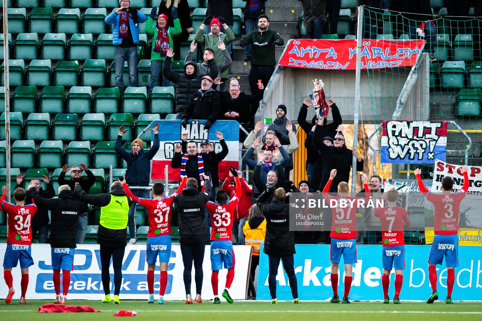 Helsingborgs spelare tackar publiken efter fotbollsmatchen i Allsvenskan mellan GIF Sundsvall och Helsingborg den 26 oktober 2019 i Sundsvall.