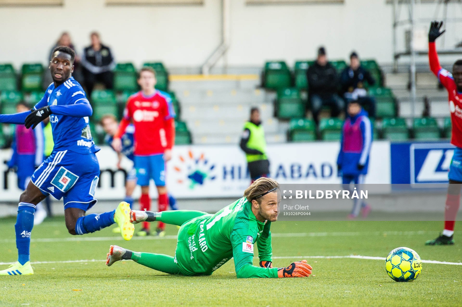 Sundsvalls Peter Wilson och Helsingborgs målvakt Anders