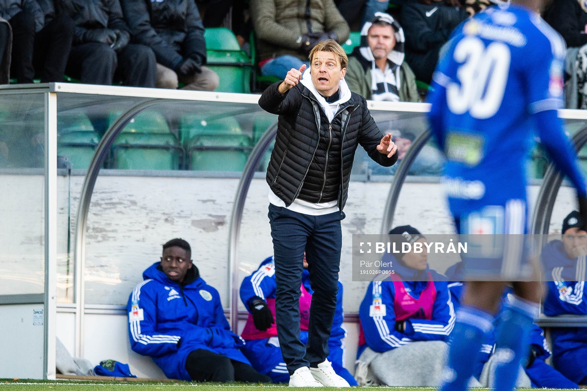 Sundsvalls tränare Tony Gustavsson under fotbollsmatchen i Allsvenskan mellan GIF Sundsvall och Helsingborg den 26 oktober 2019 i Sundsvall.