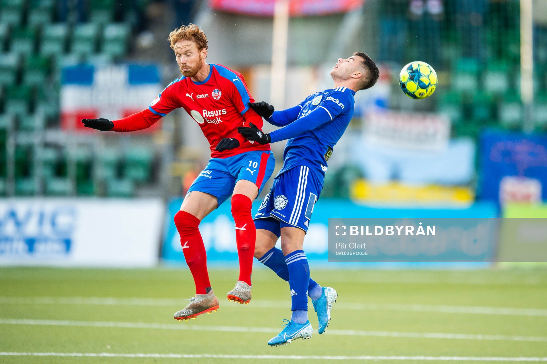 Helsingborgs Alexander Farnerud och Sundsvalls Pol Roige Rodriguez under fotbollsmatchen i Allsvenskan mellan GIF Sundsvall och Helsingborg den 26 oktober 2019 i Sundsvall.