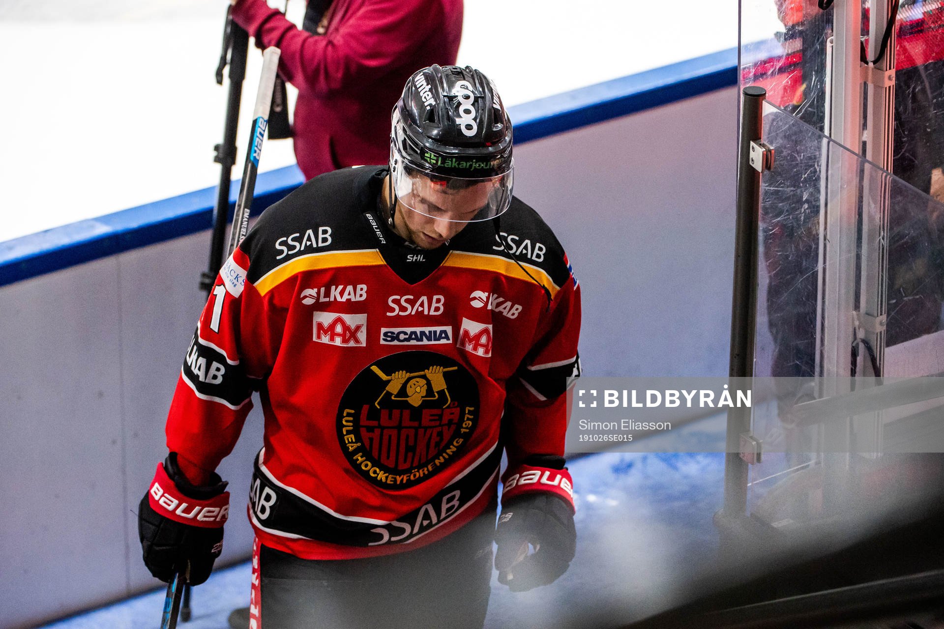 Luleås Petter Emanuelsson lämnar isen