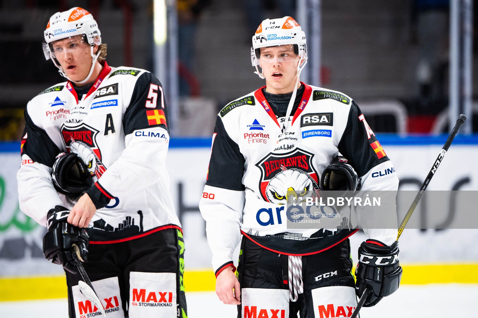 Malmö Redhawks Emil Sylvegård och Carl-Johan Lerby deppar