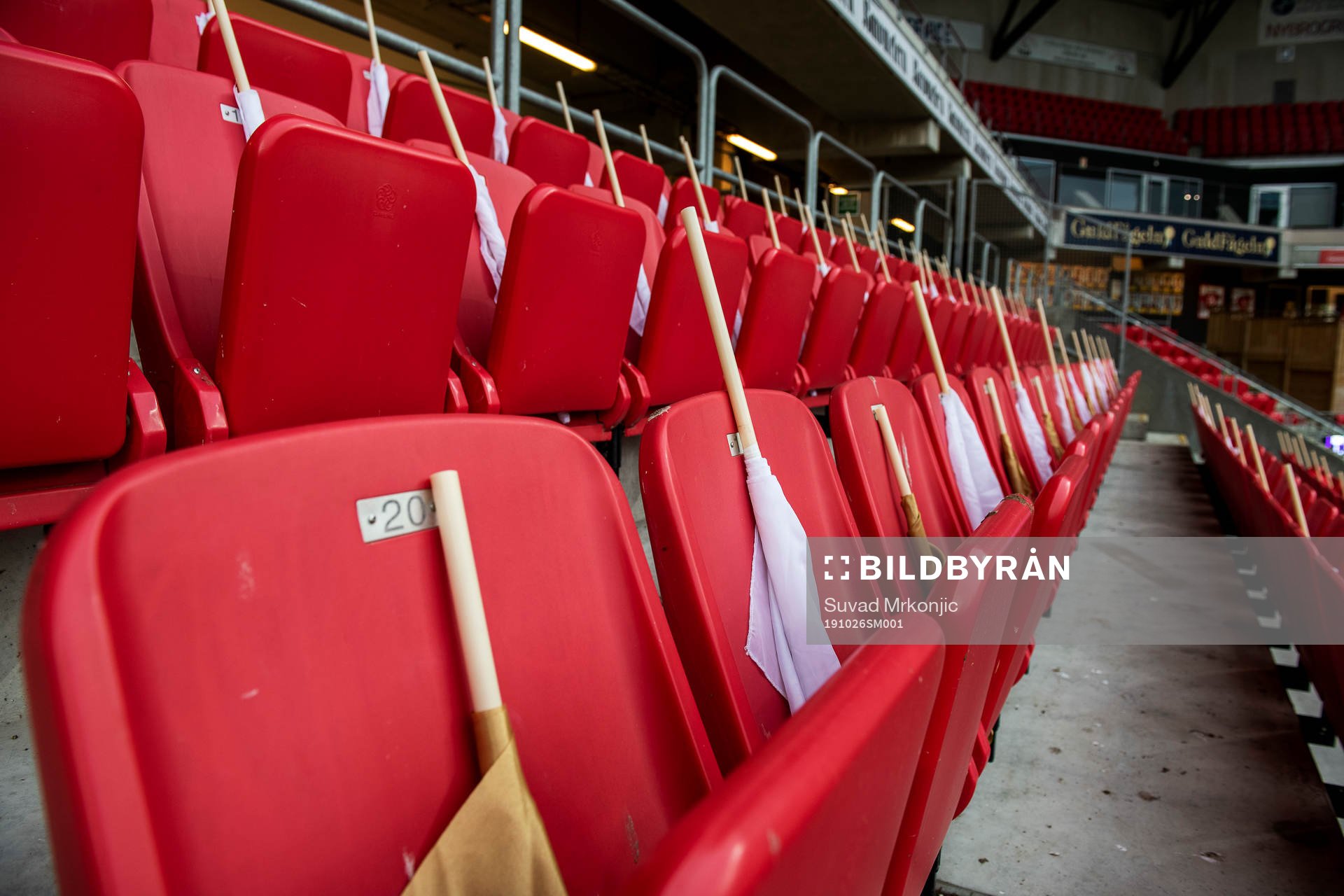 Flaggor på stolarna på Guldfågeln Arena inför fotbollsmatchen i Allsvenskan mellan Kalmar och Falkenberg den 26 oktober 2019 i Kalmar.