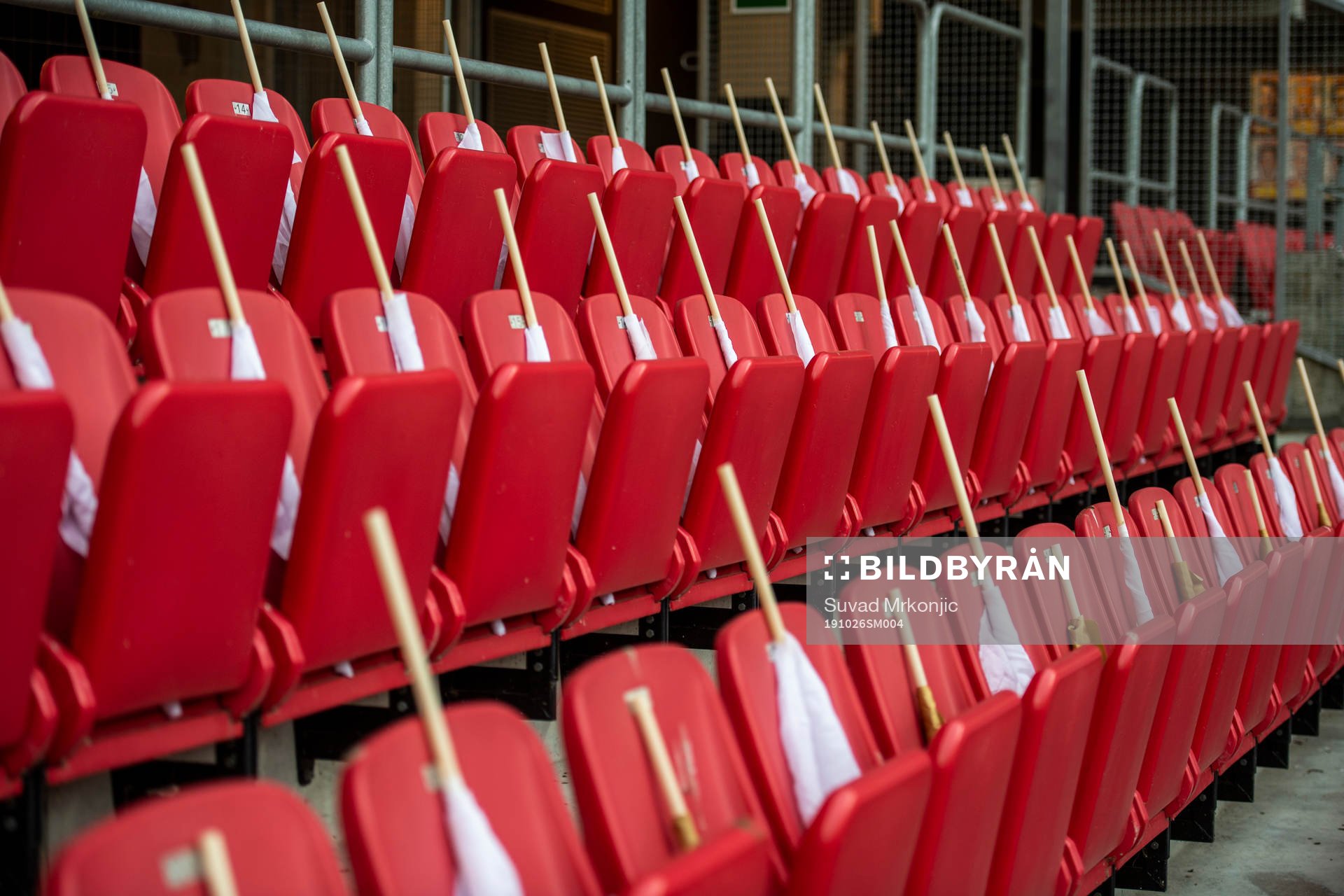 Flaggor på stolarna på Guldfågeln Arena inför fotbollsmatchen i Allsvenskan mellan Kalmar och Falkenberg den 26 oktober 2019 i Kalmar.