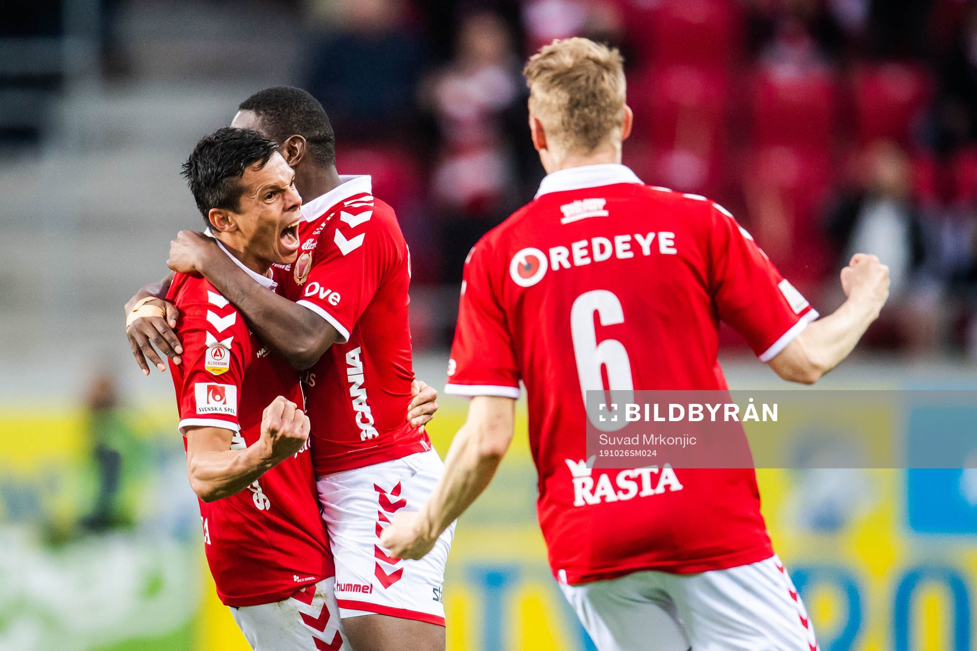 Kalmars Romário Pereira Sipião jublar med lagkamrater