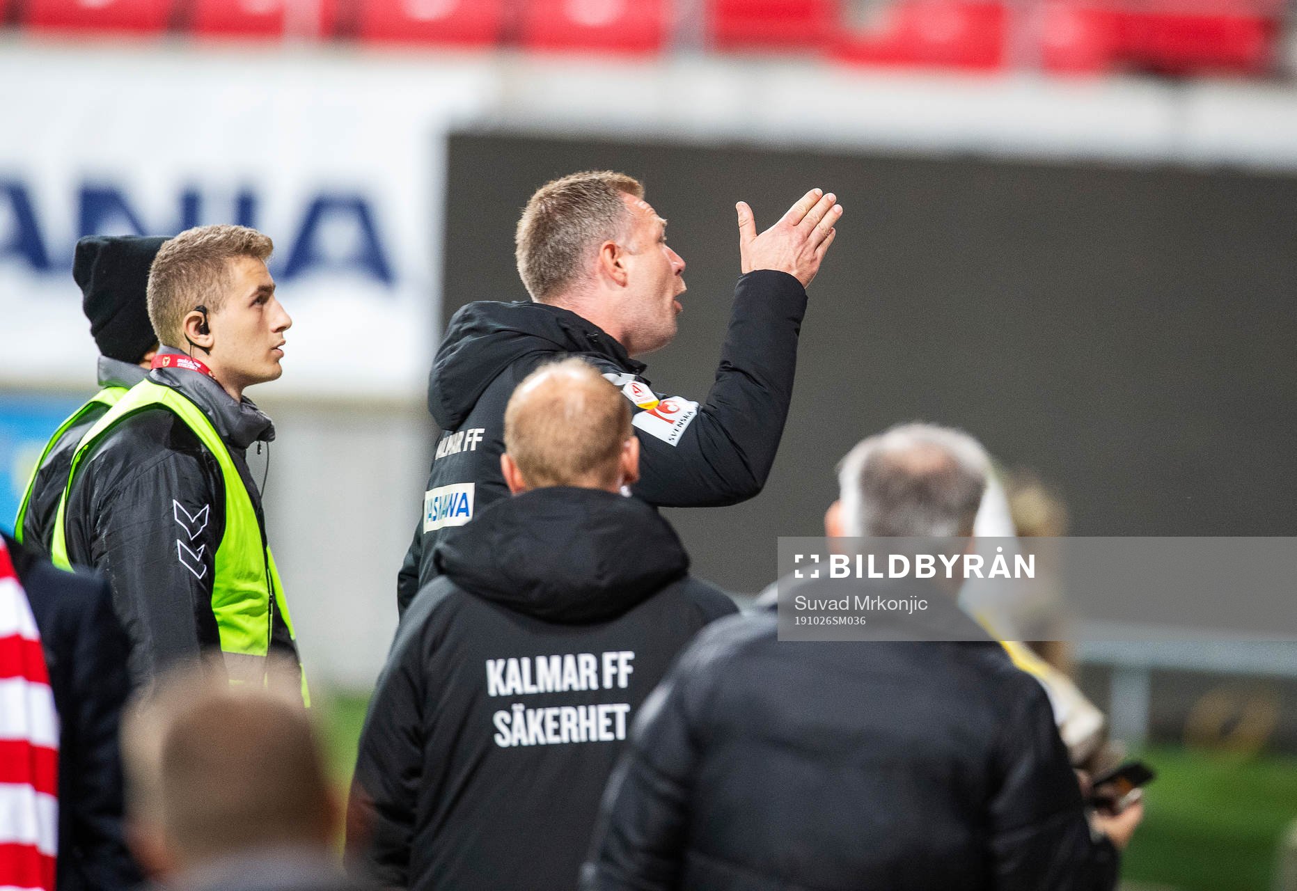 Kalmars tränare Magnus Pehrsson konfronterar fansen