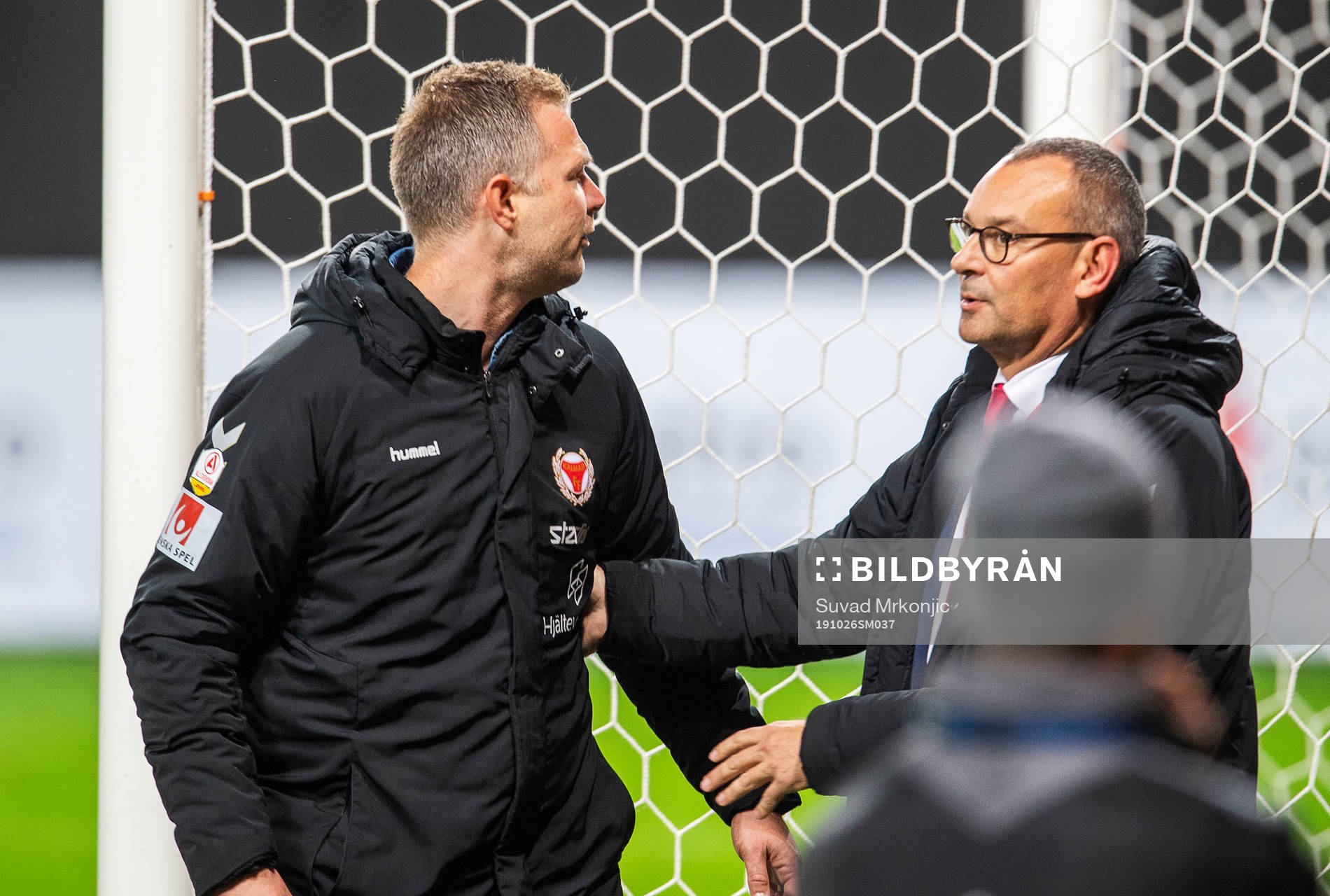 Klubbchefen Mattias Rosenlund motar bort Kalmars tränare Magnus Pehrsson från fansen efter fotbollsmatchen i Allsvenskan mellan Kalmar och Falkenberg den 26 oktober 2019 i Kalmar.