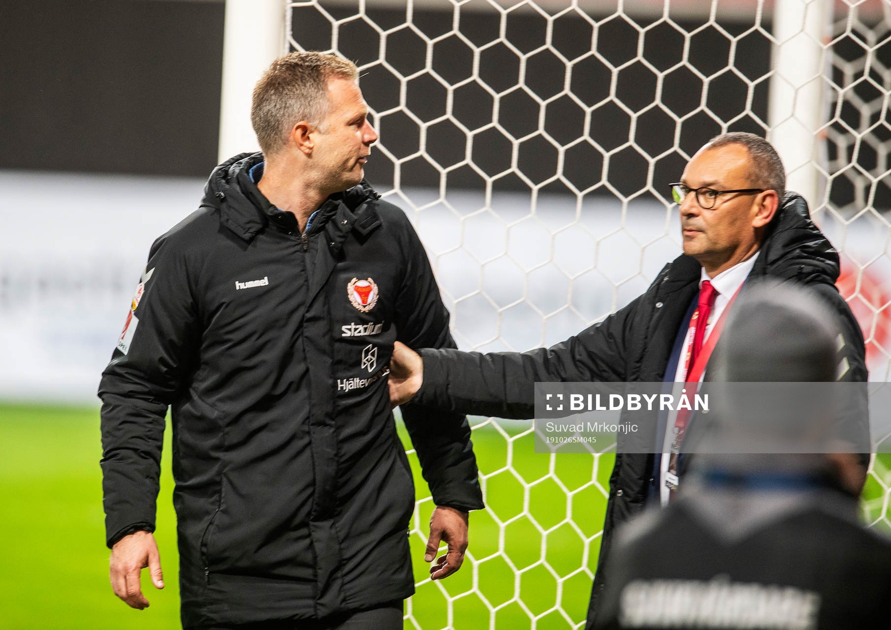 Kalmar FFs klubbchef motar bort Kalmars tränare Magnus Pehrsson efter att de konfronterar fansen efter fotbollsmatchen i Allsvenskan mellan Kalmar och Falkenberg den 26 oktober 2019 i Kalmar.