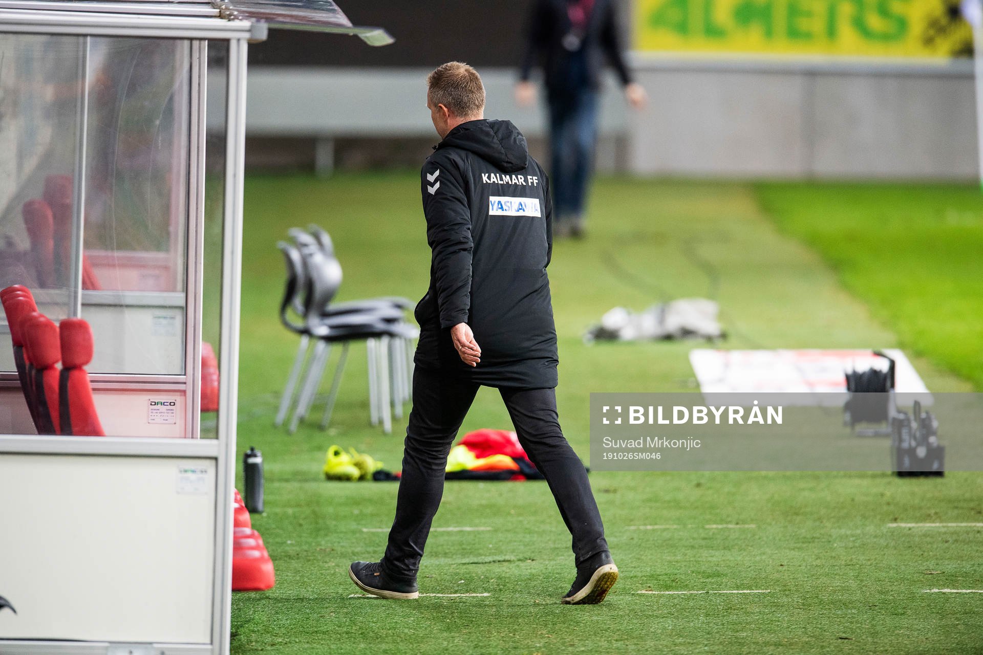 Kalmars tränare Magnus Pehrsson lämnar planen efter att ha konfronterat fansen efter fotbollsmatchen i Allsvenskan mellan Kalmar och Falkenberg den 26 oktober 2019 i Kalmar.